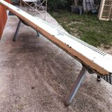 Banc public en fer perforé