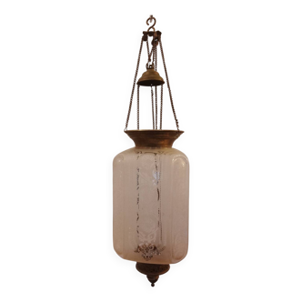 Lanterne Baccarat en verre transparent et dépoli Art Nouveau France: vers 1890 à décor d'entrelacs fleuris et monture en laiton