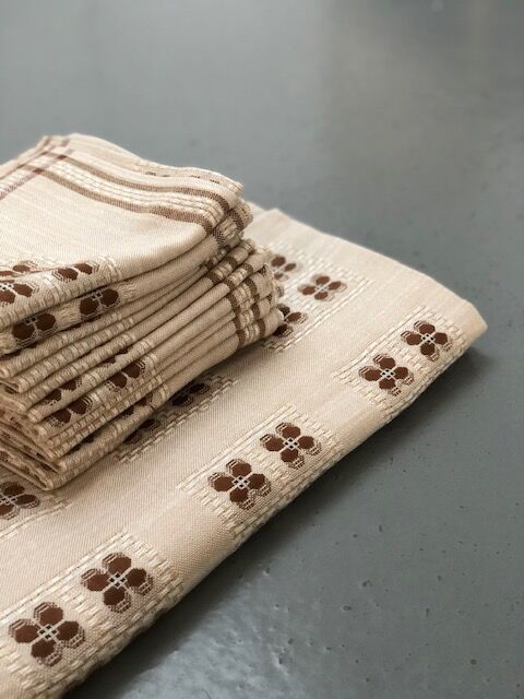 Tablecloth and its beige and brown towels 70s