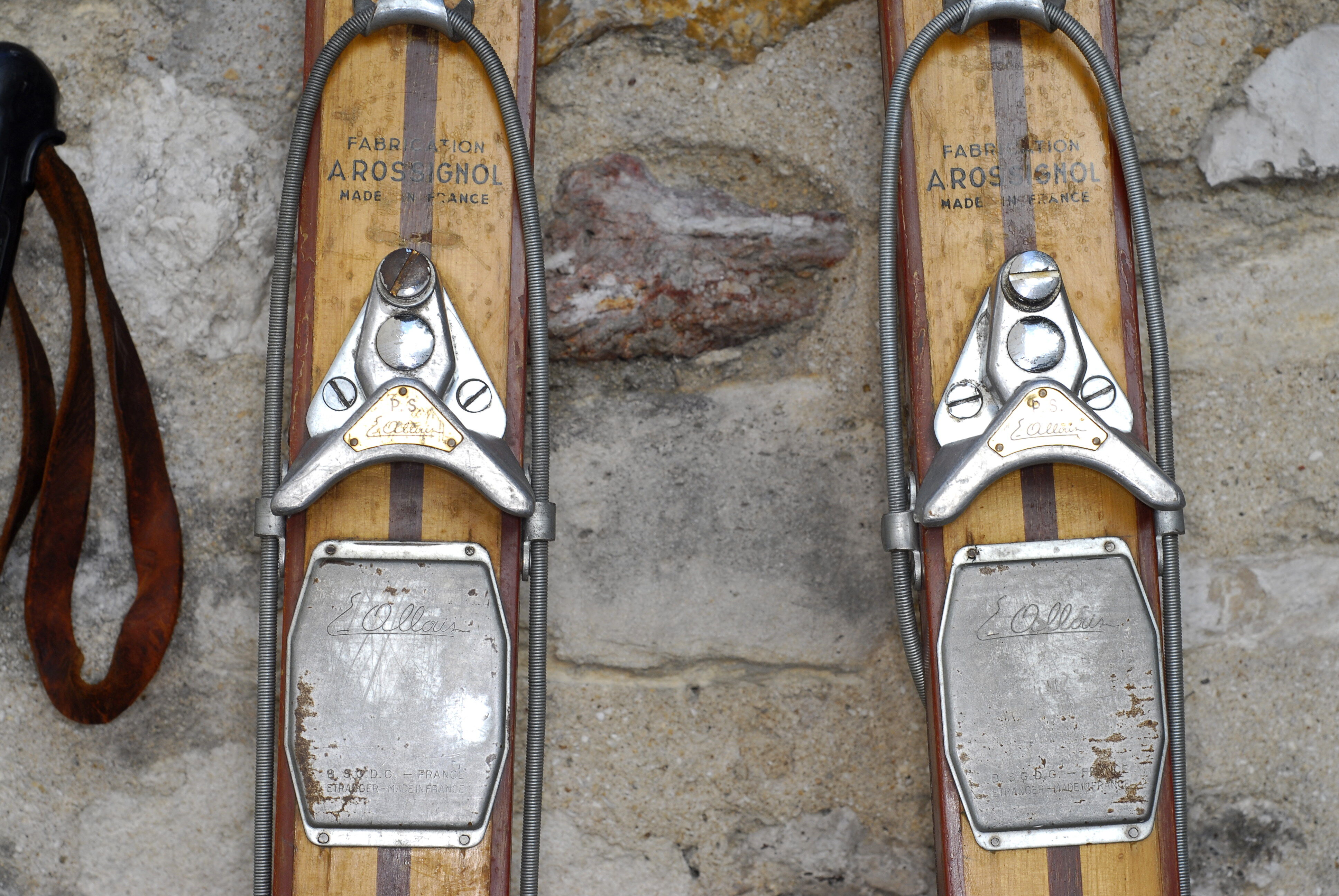 Pair of Skis Rossignol vintage in Hickory with his sticks in dural - 40-50 years