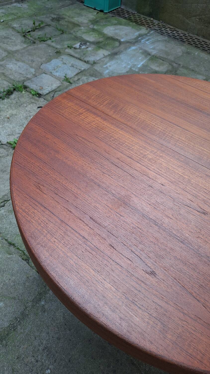 Scandinavian extendable table in teak