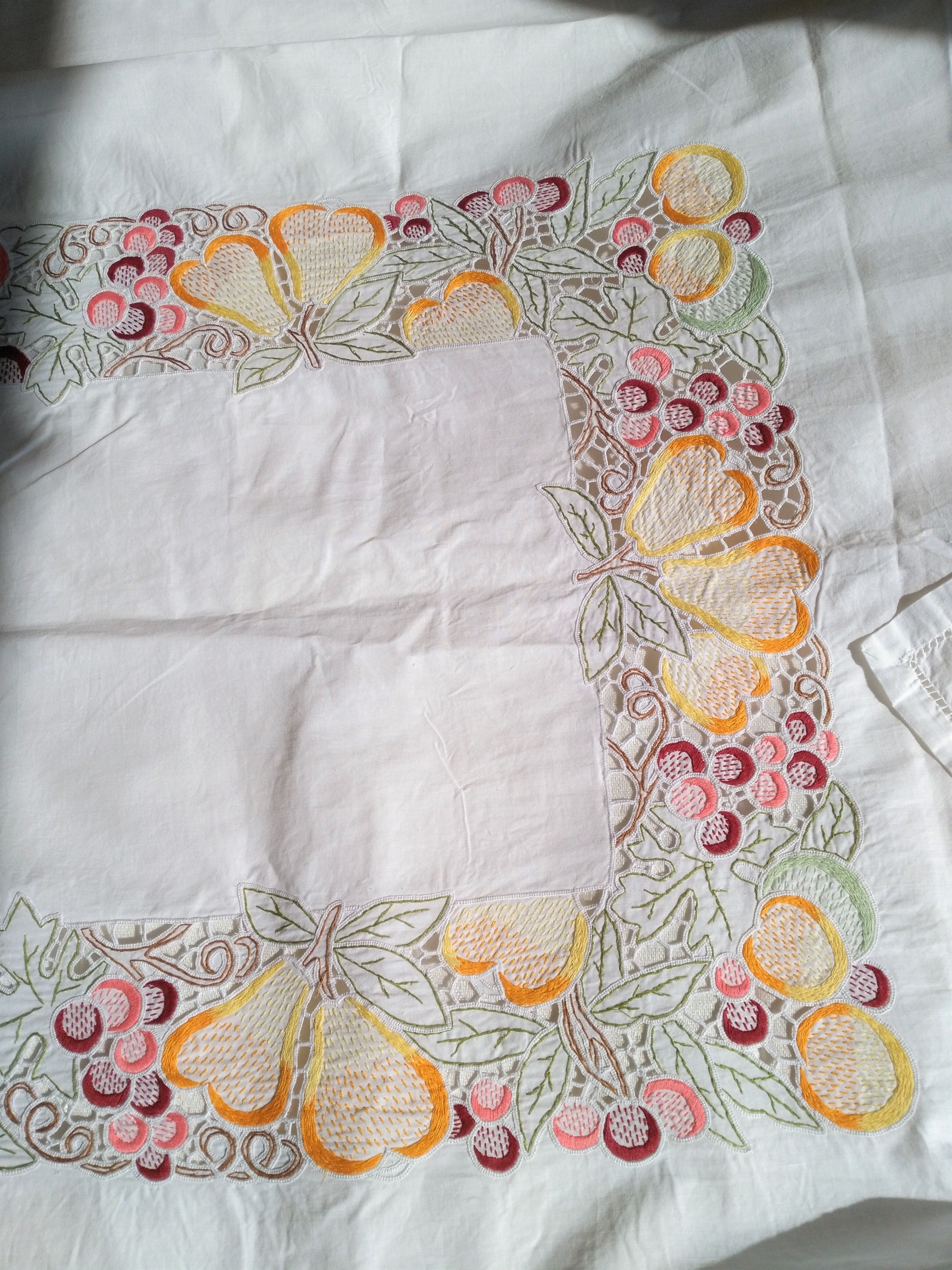 Embroidered tablecloth and open fruit decoration - 12 assorted towels