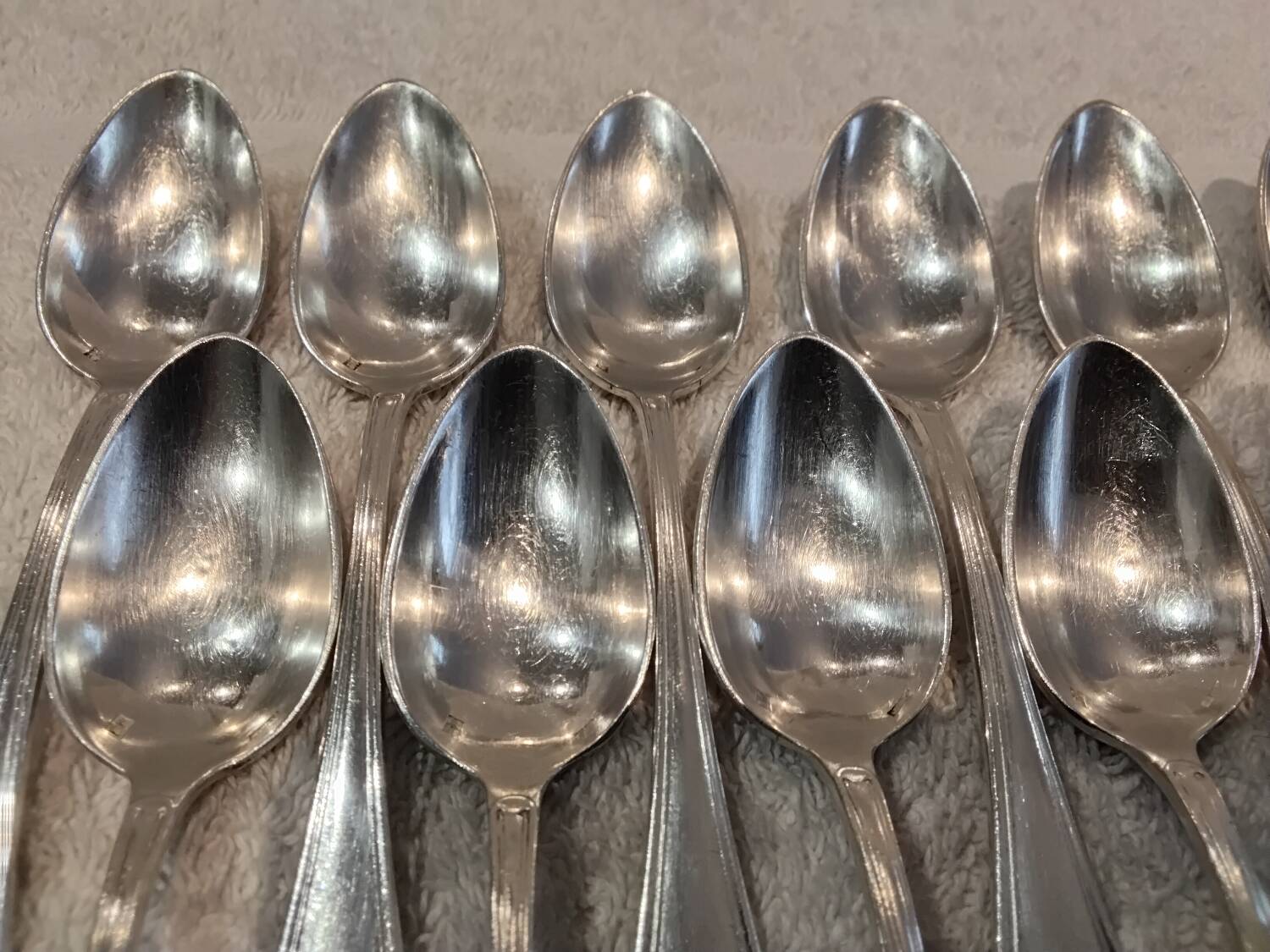 12 silver-plated metal teaspoons by Apollo silversmiths, decorated with fillets, 14.2cm