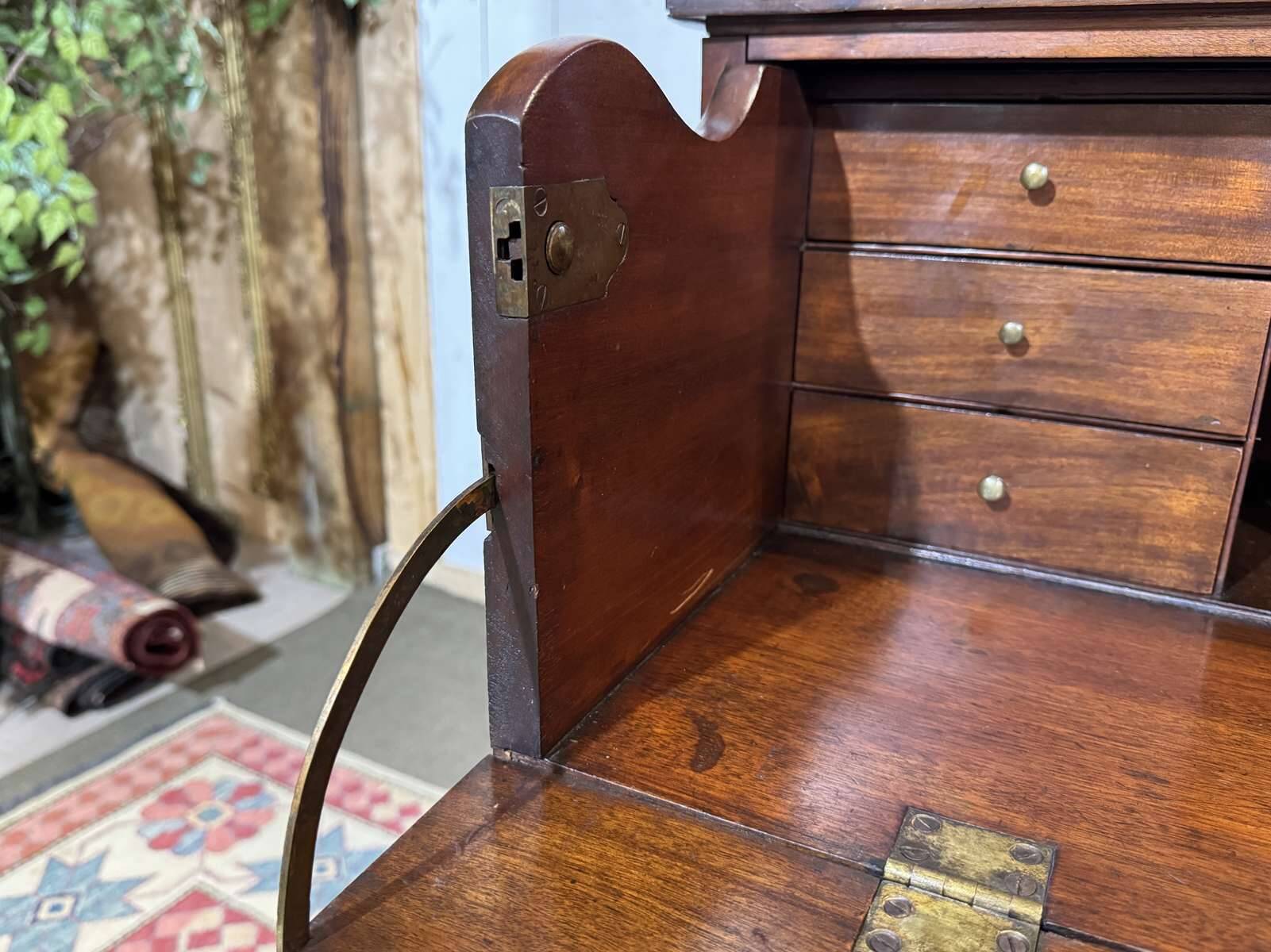 Victorian writing desk from the 19th century in mahogany.