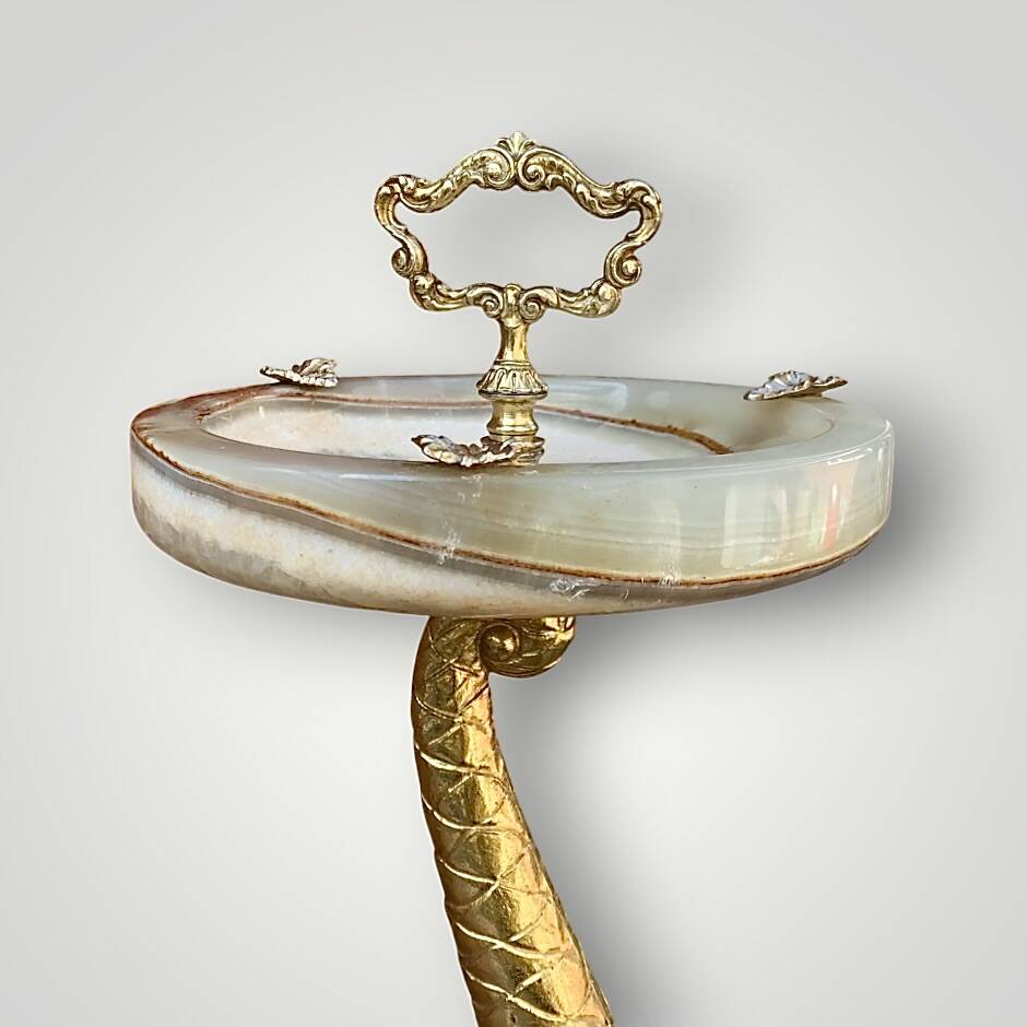 Antique fish ashtray on foot in gilded brass and onyx (4.464 kg)