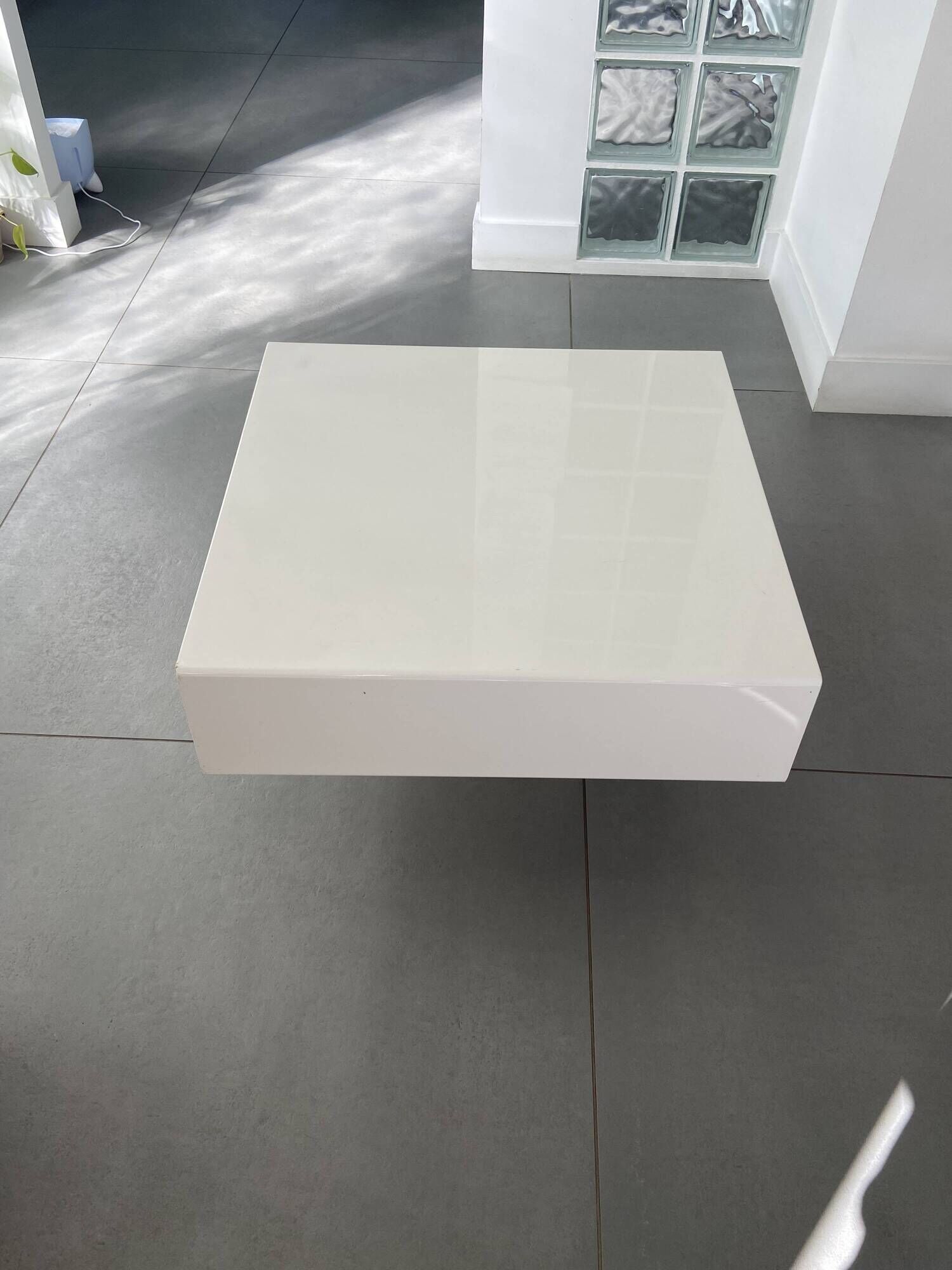 Table basse en laque blanche