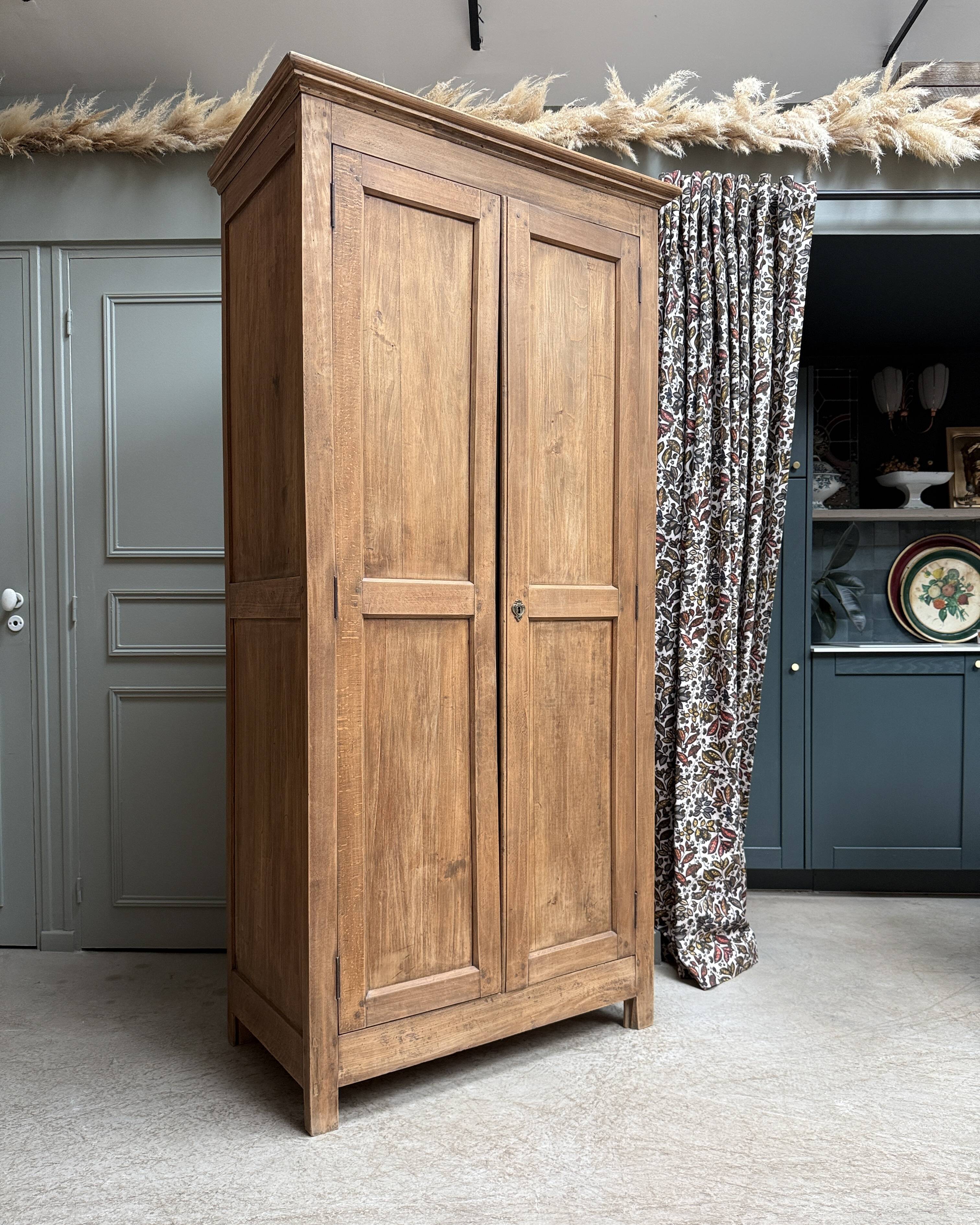 Parisian wardrobe with hanging space (renovated)