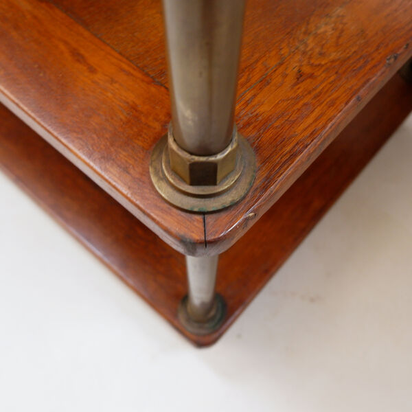 Table d'exposition française  à trois niveaux d'une boutique - 1900s