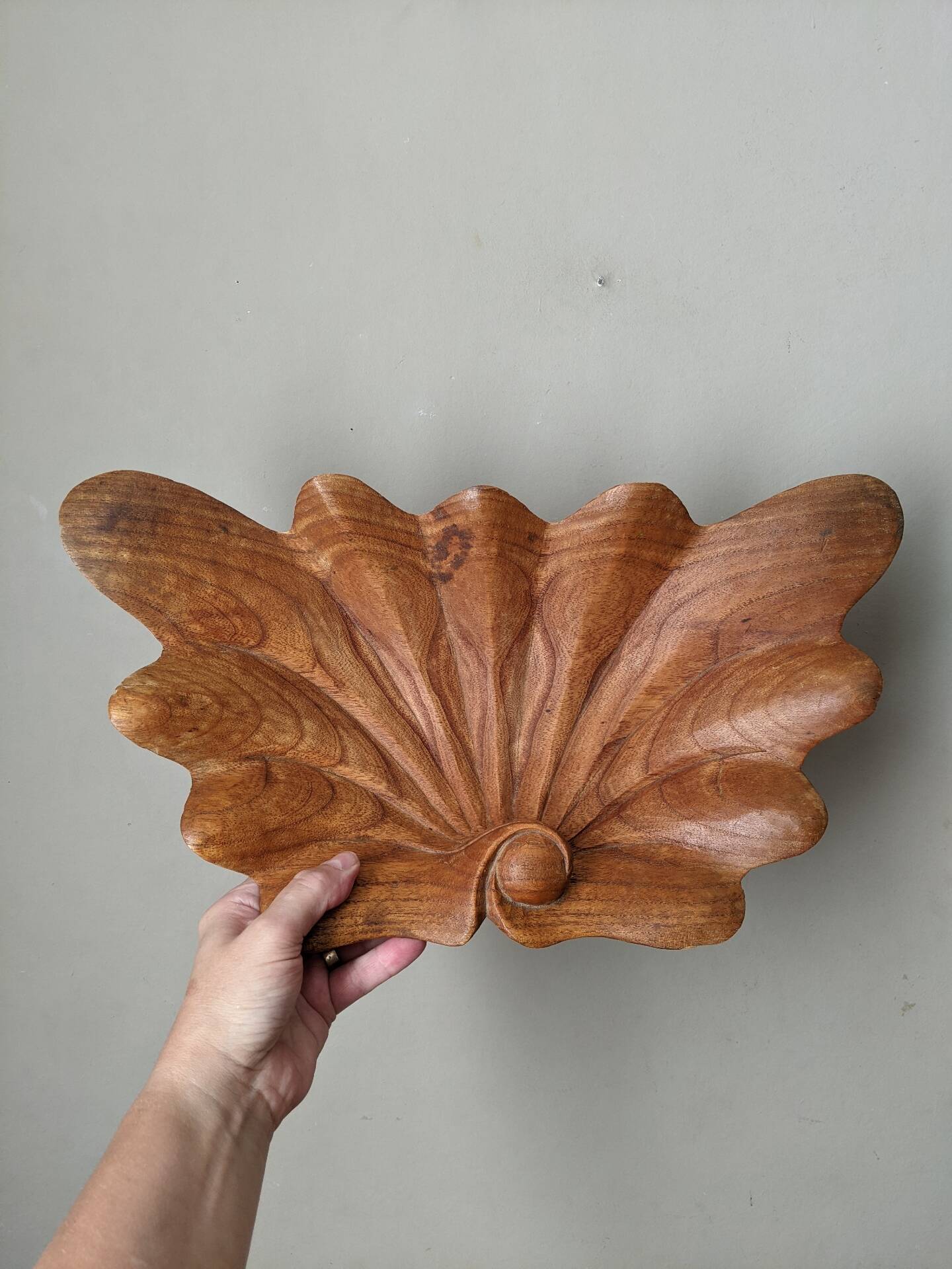Vide poche coquillage en bois sculpté