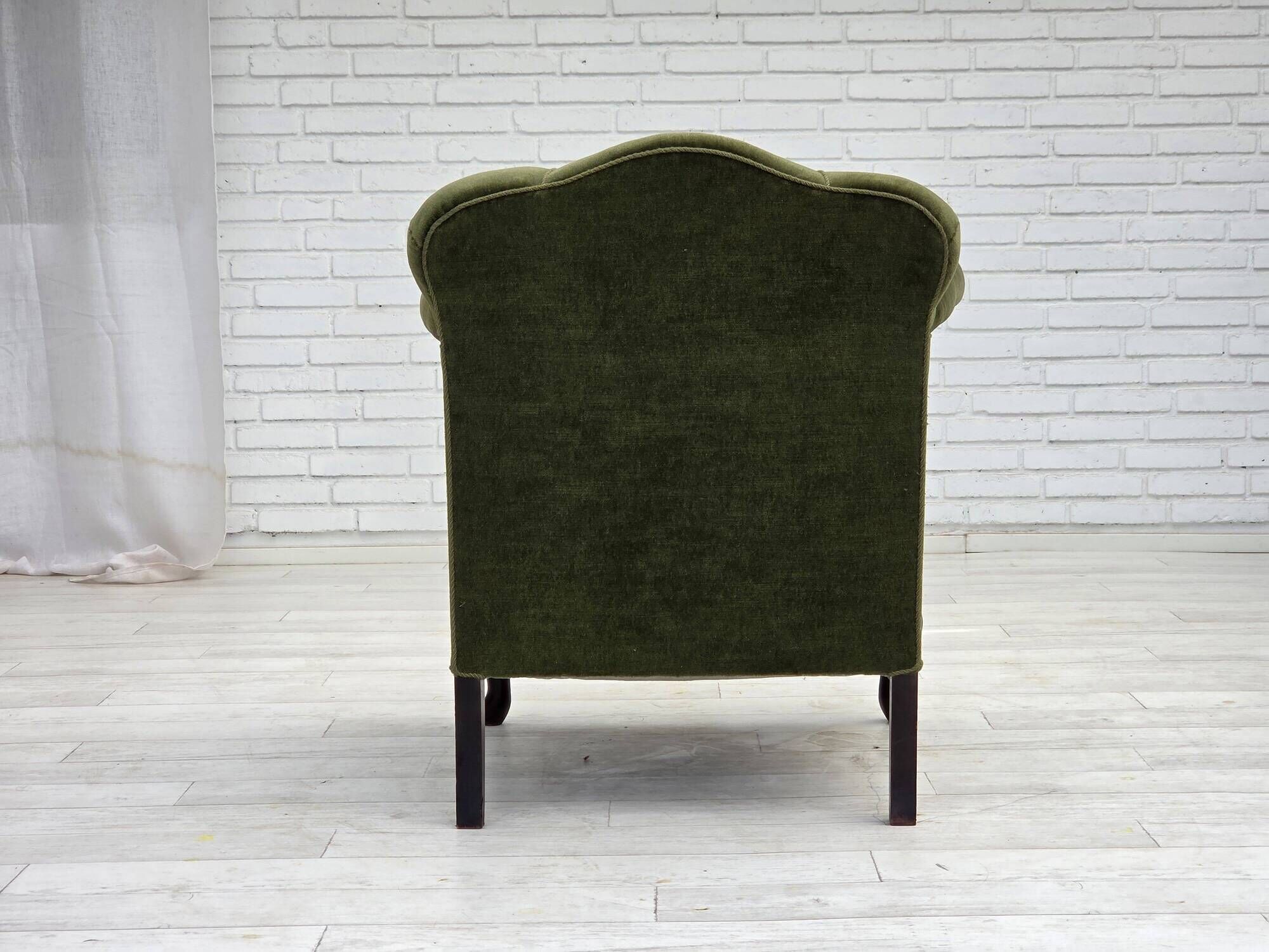 Fauteuil danois des années 1950, velours vert, pieds en frêne.