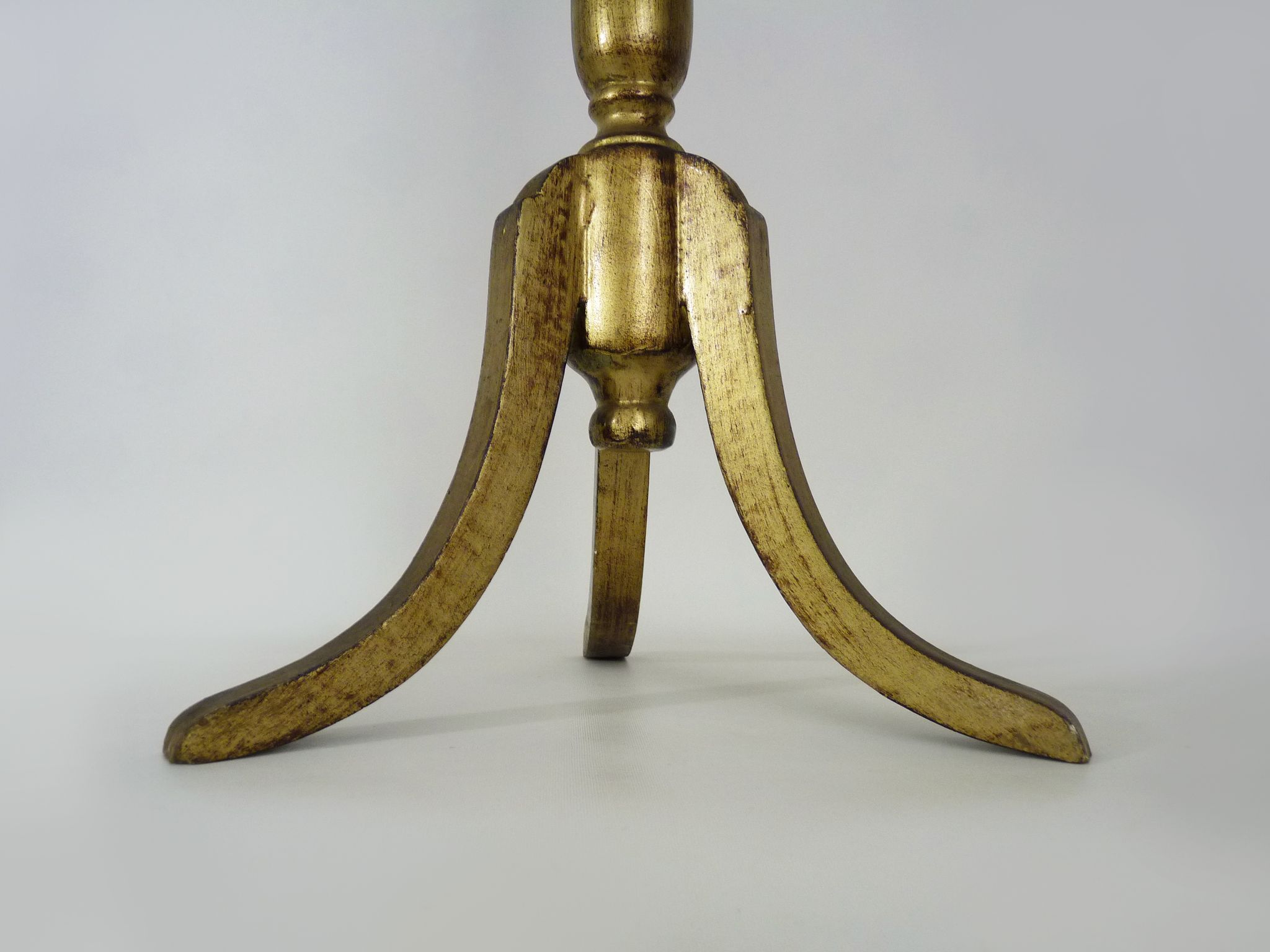 Pedestal table vintage Florentine side table in hand painted and gilded engraved wood. Year 50