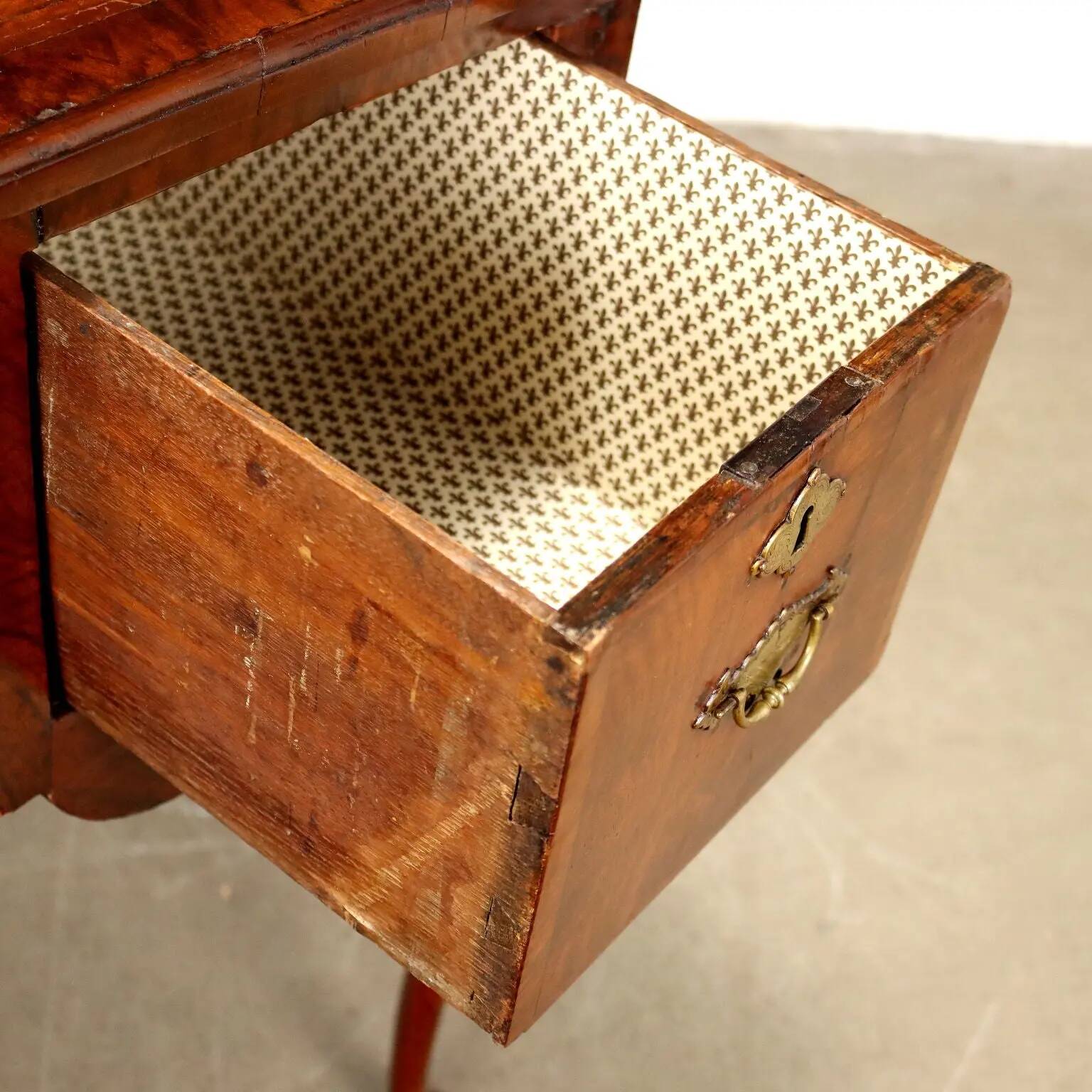 Antique Chippendale writing desk in walnut, oak, and fir, 18th century.