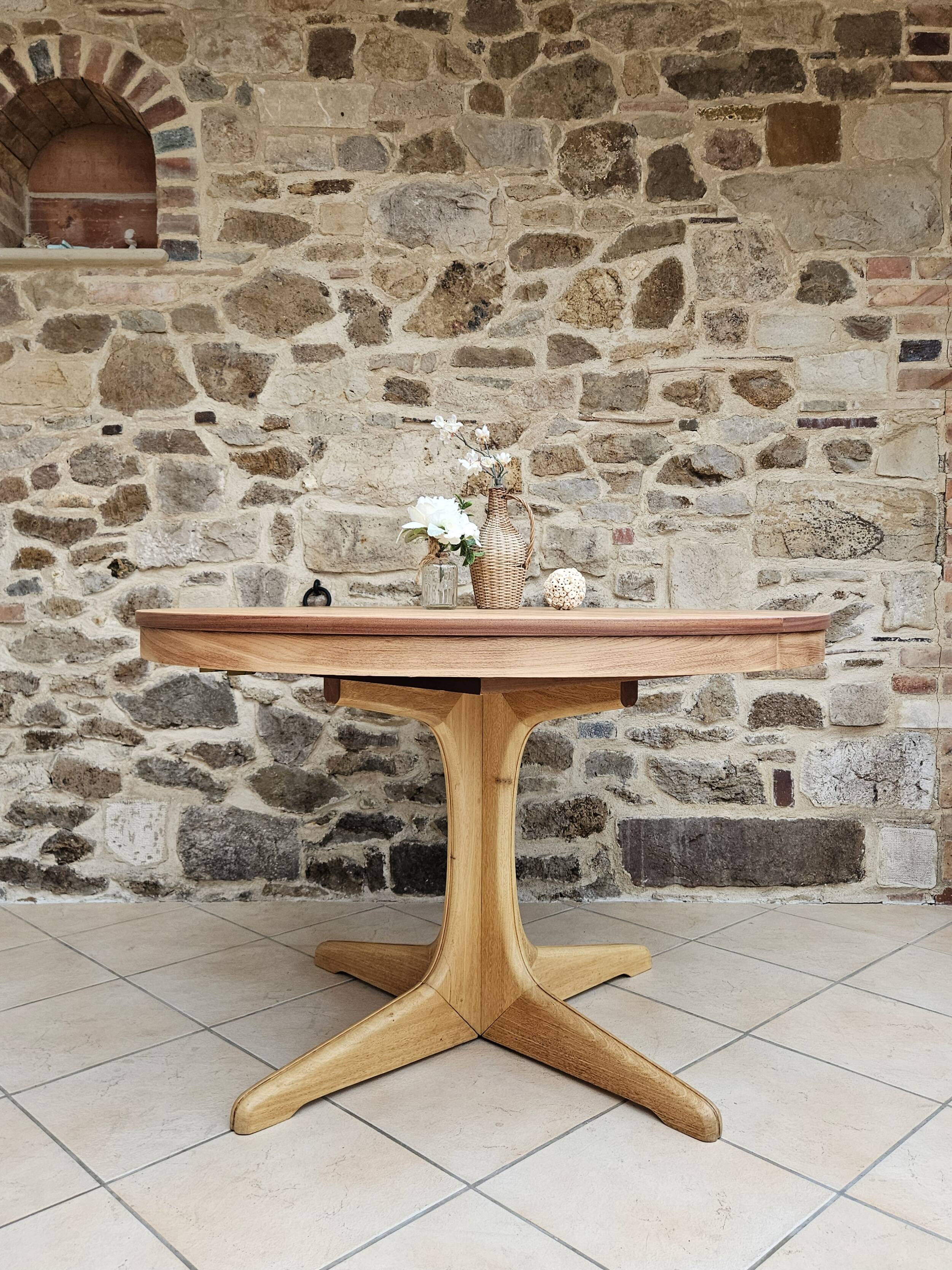 Baumann style round table