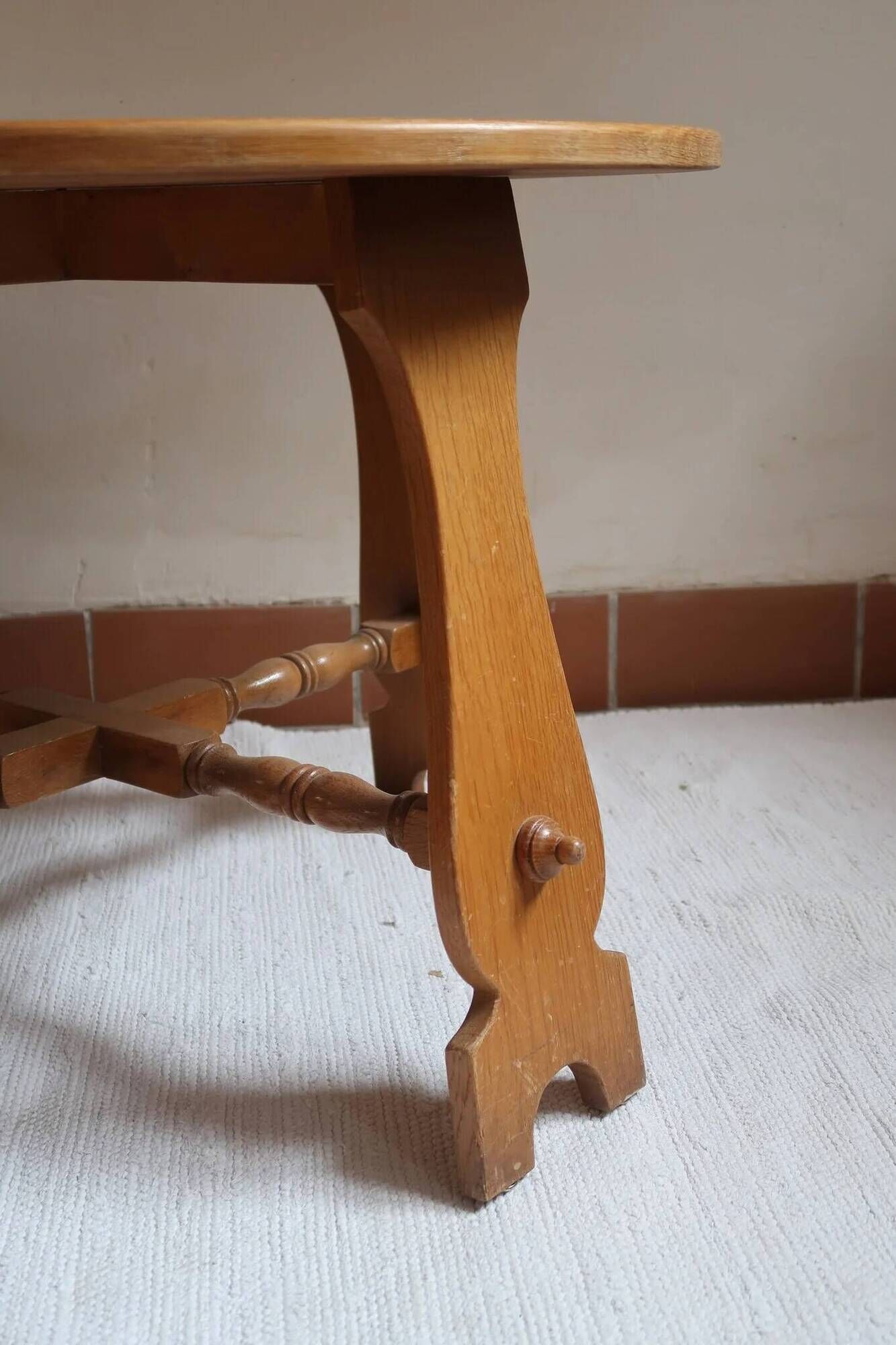 Round beech coffee table with curved legs, 1980s.
