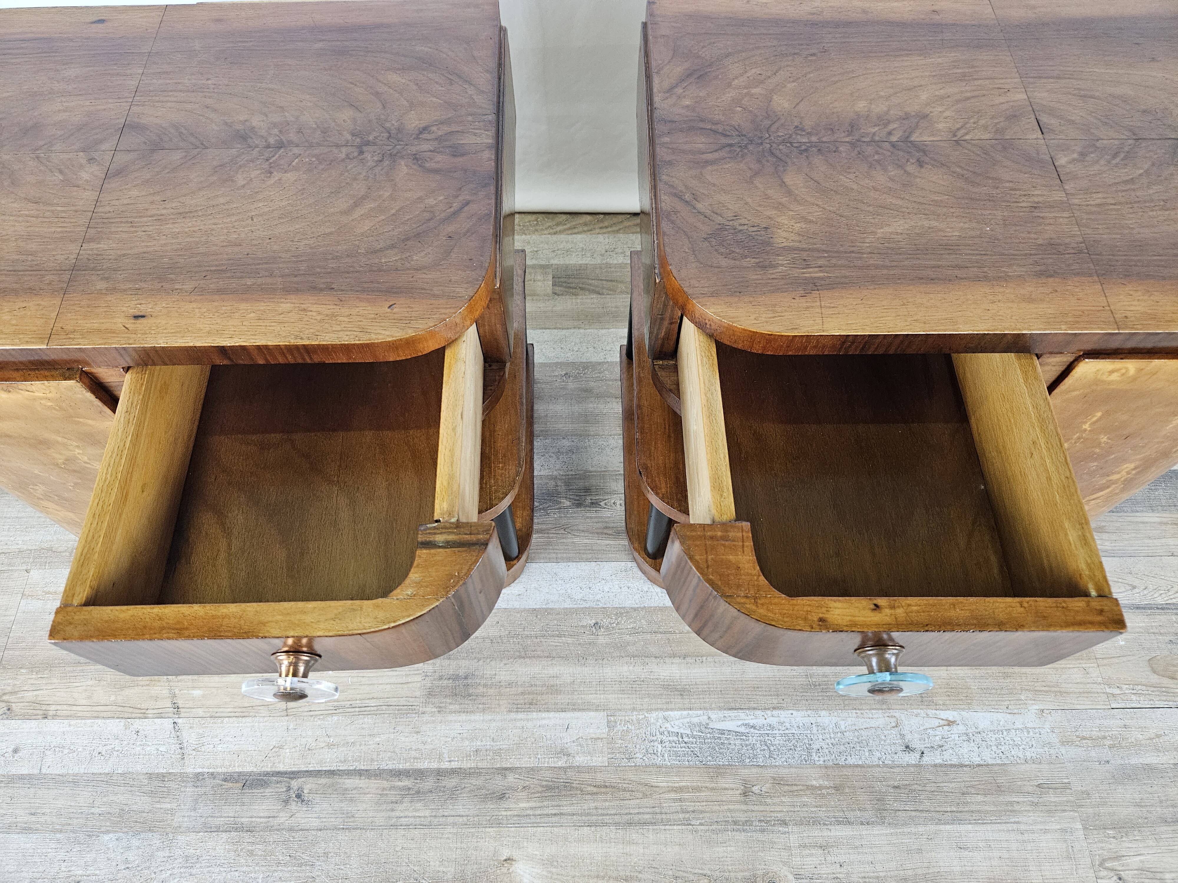 Pair of Art Decò bedside tables in walnut and thuja