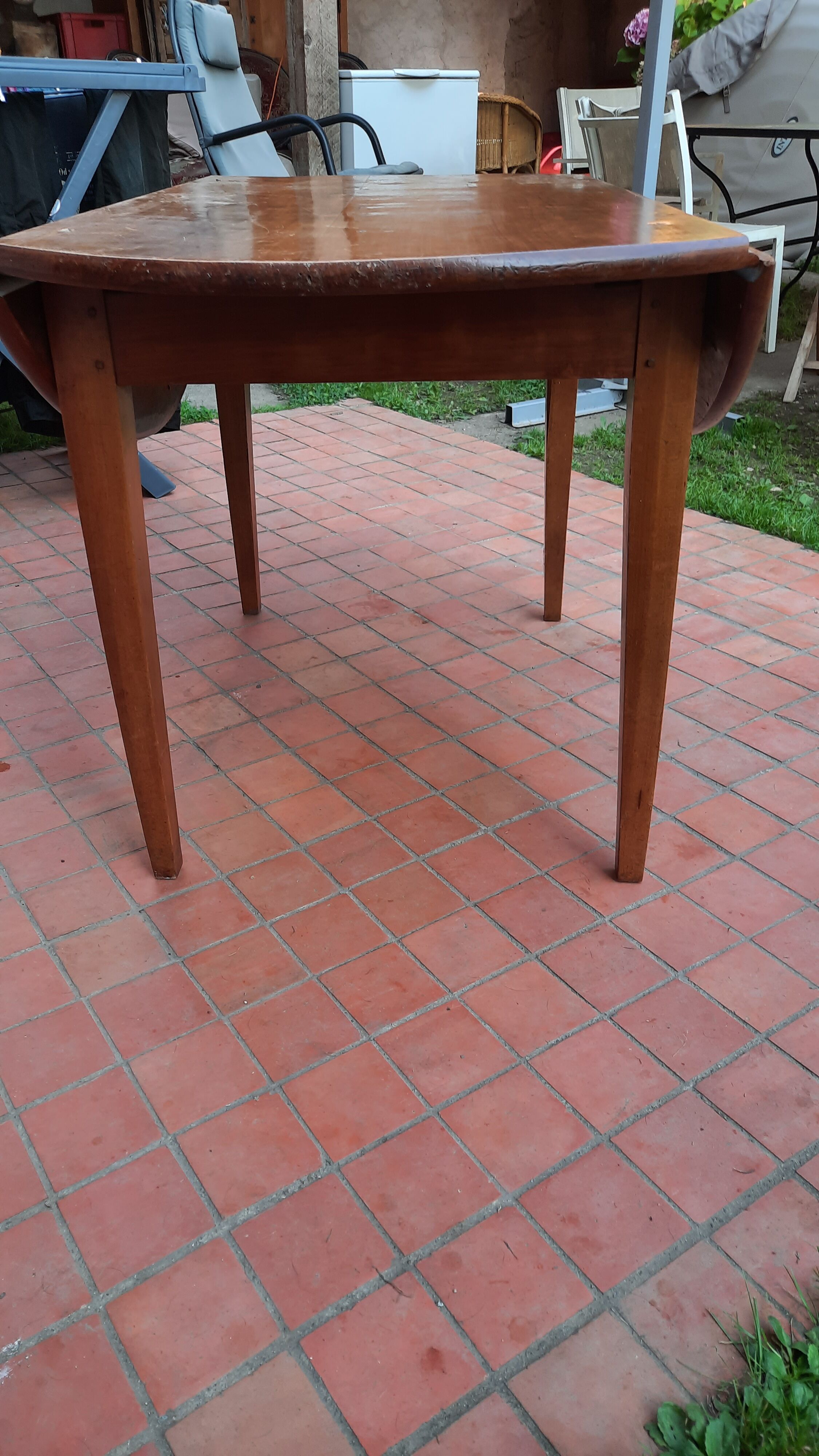 Cherry shutter table