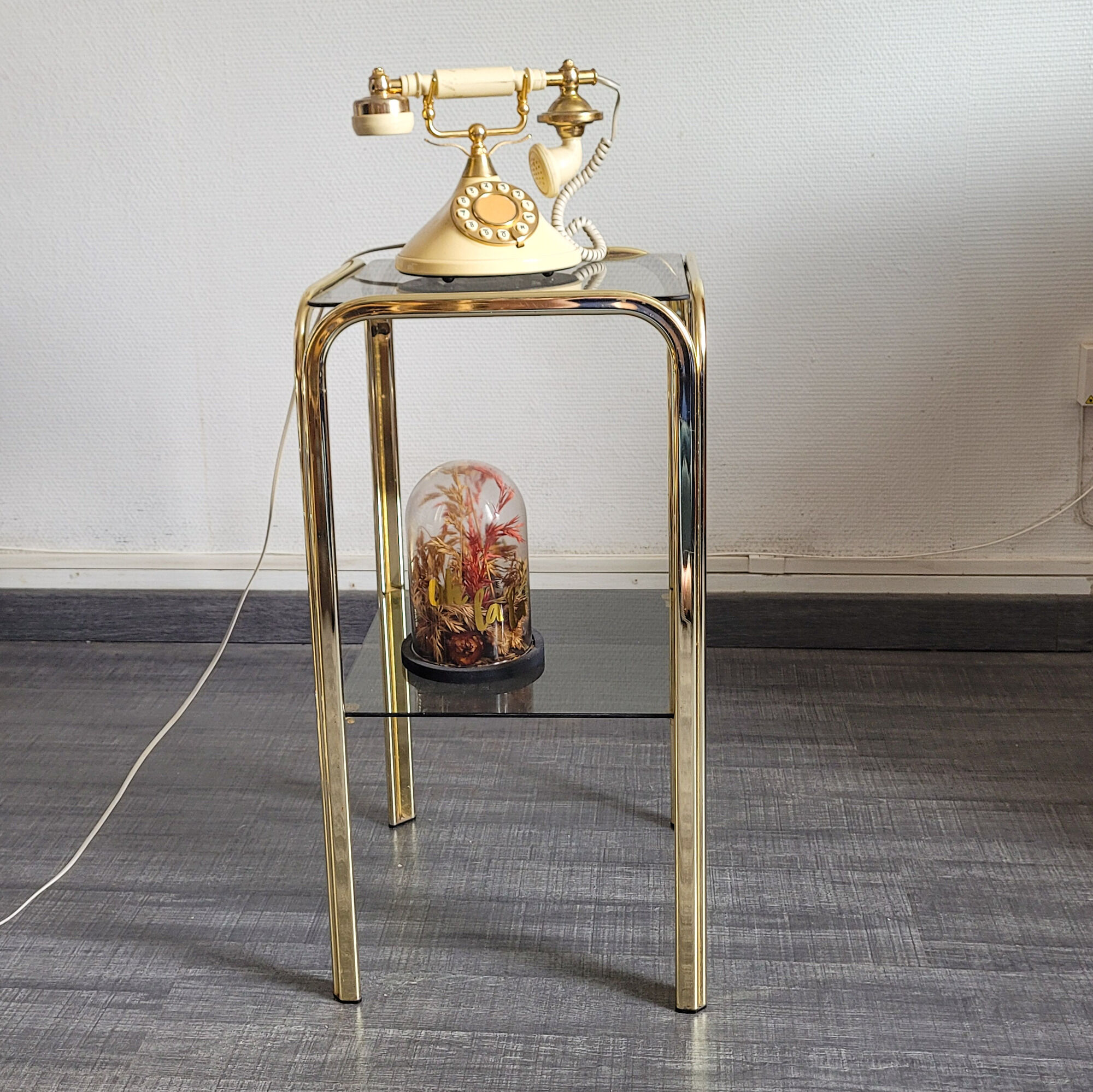 Fifth wheel end of sofa smoked glass and gold metal
