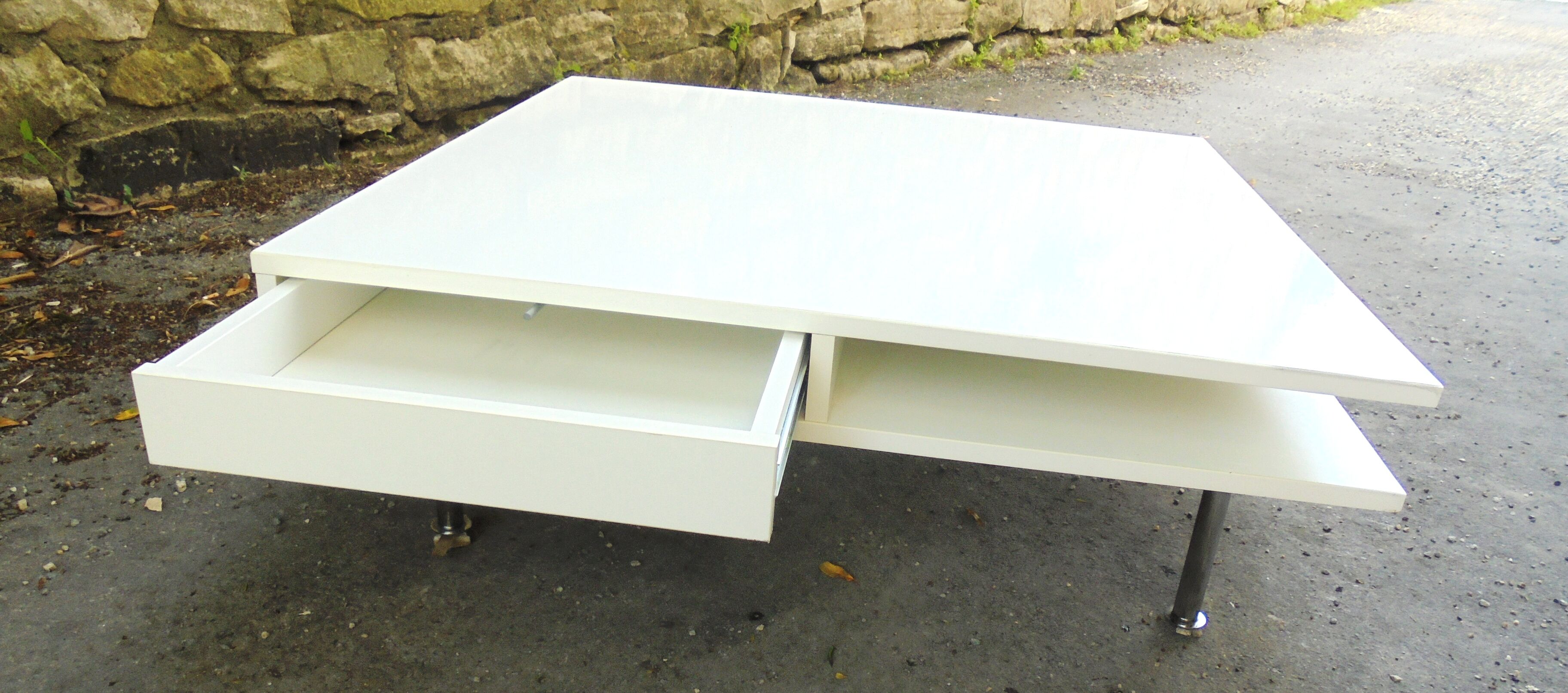 Drawer coffee table