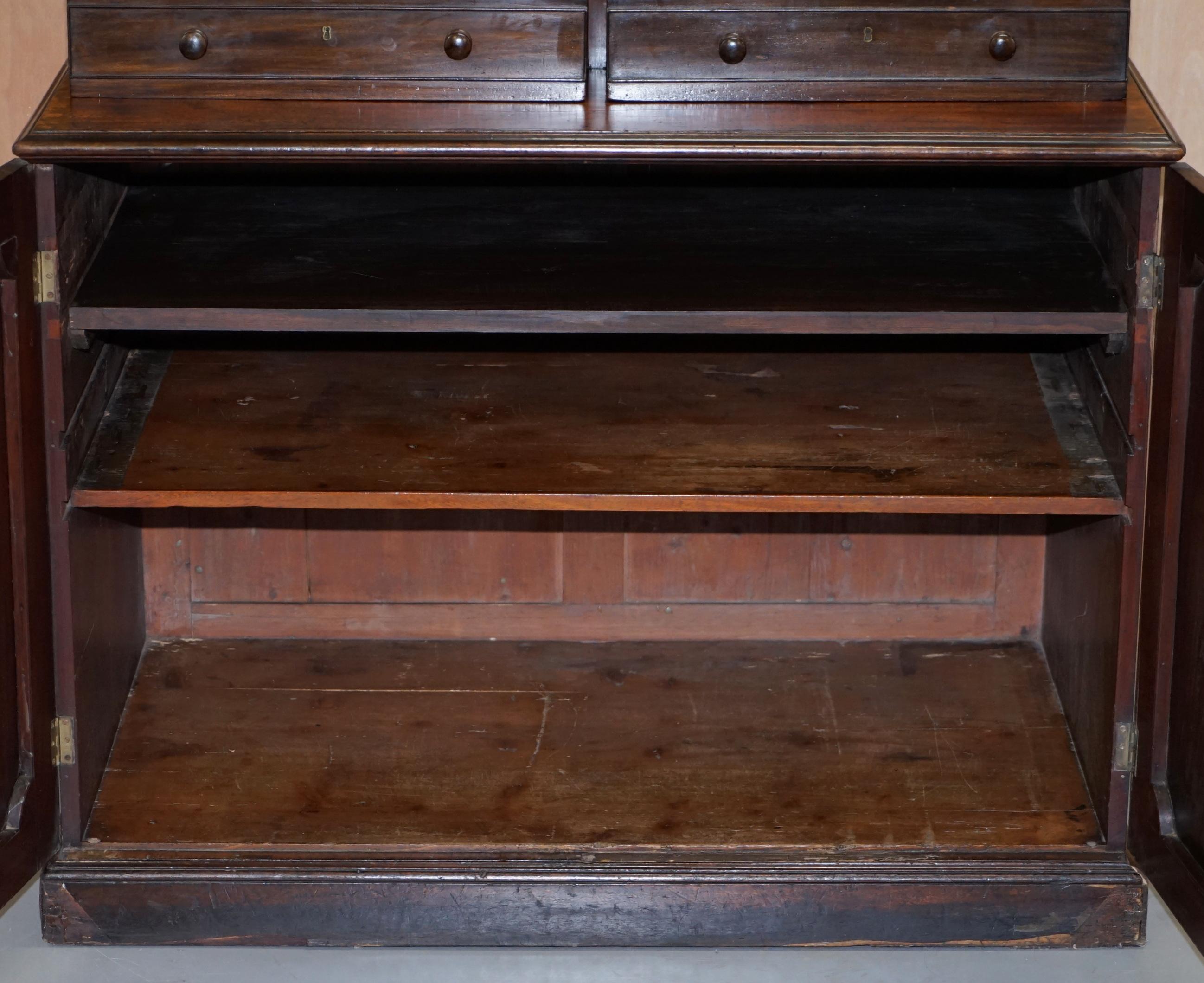Bibliothèque George IV circa 1820 en bois dur avec tiroirs et vitrage astral