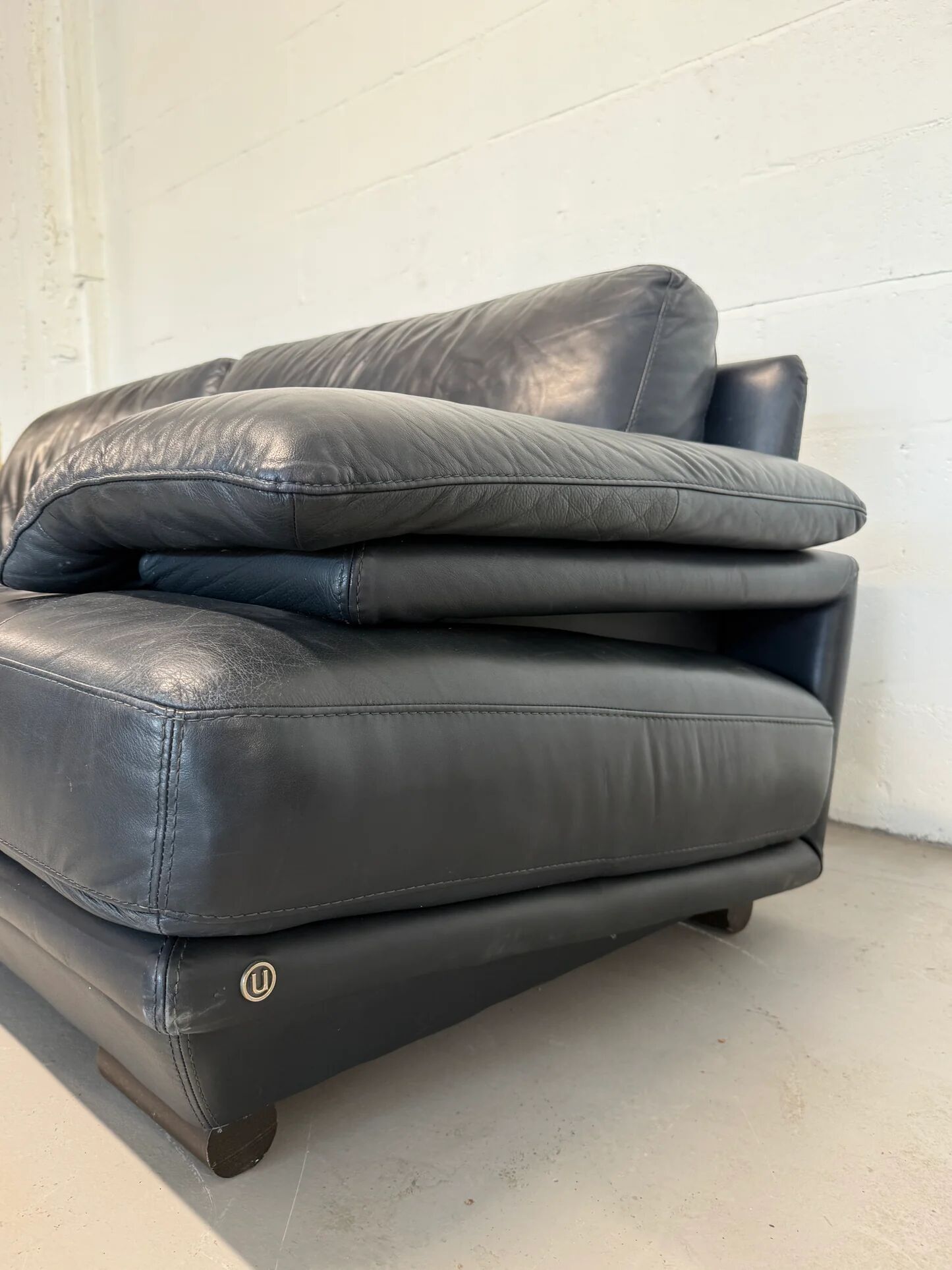 3-seater navy blue leather sofa by Natuzzi