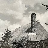 Photographie tirage argentique noir et blanc cira 1970 chaumière campagne