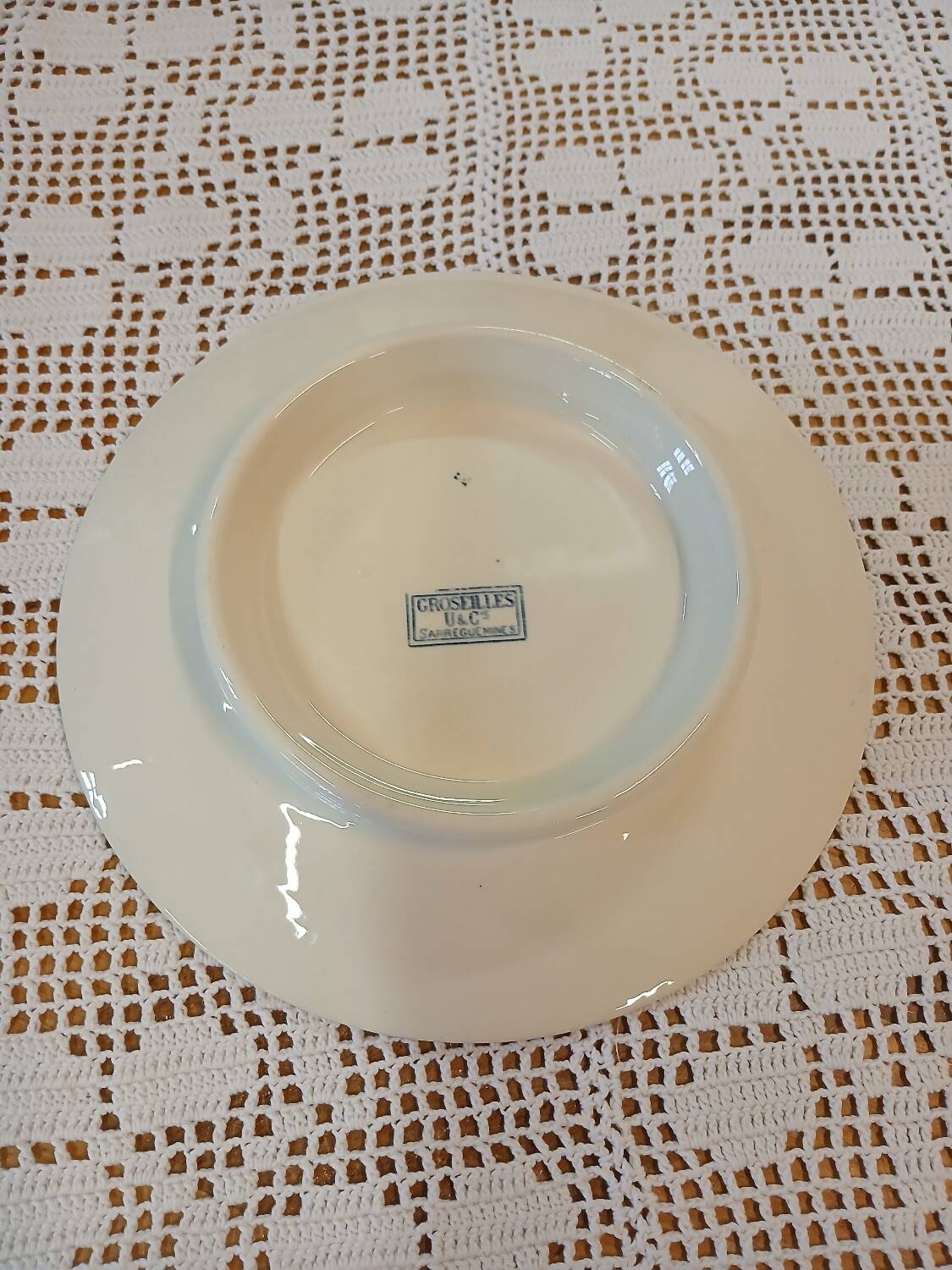 Petit plat ancien en terre de fer