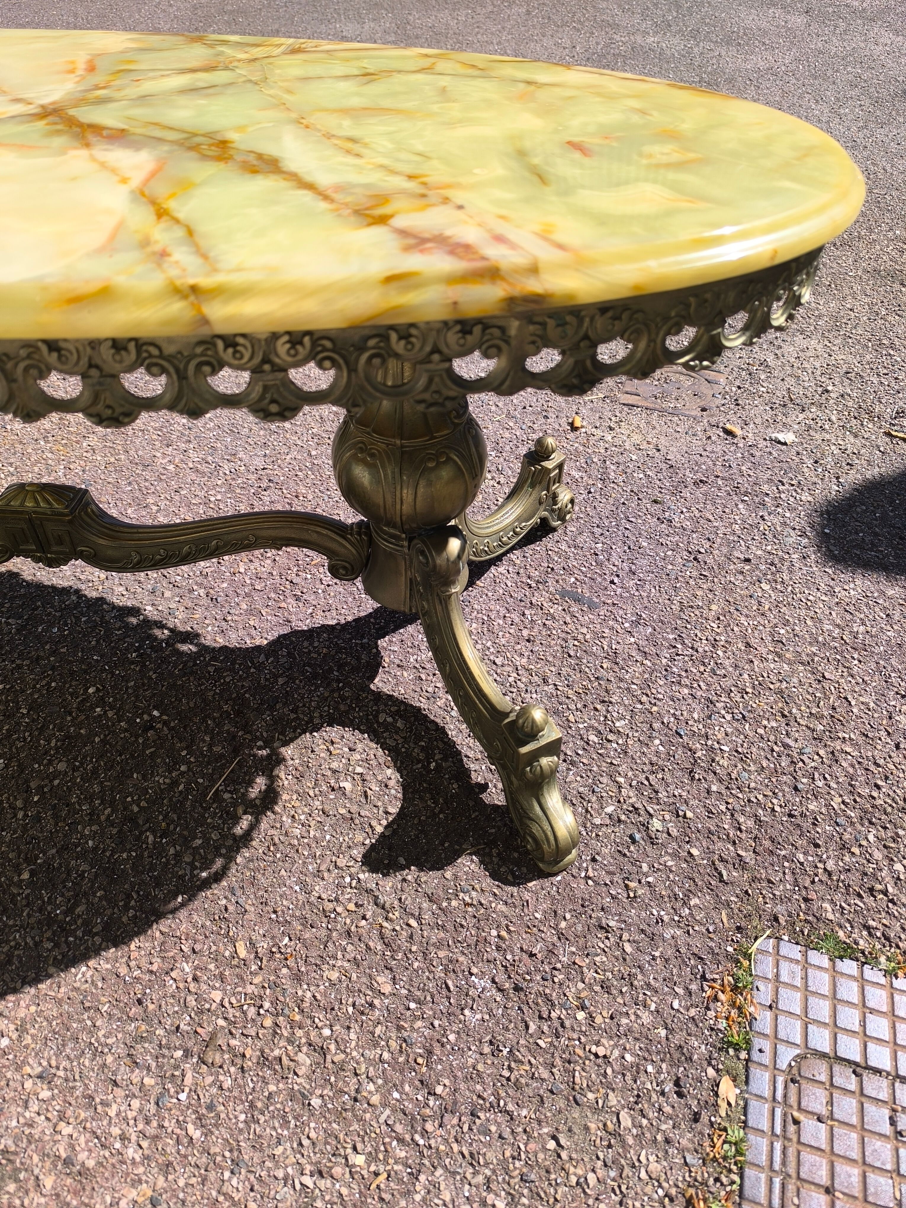 Table basse en marbre et laiton