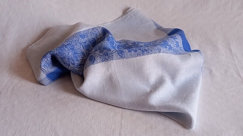 Nappe damassée en lin blanc-bleu