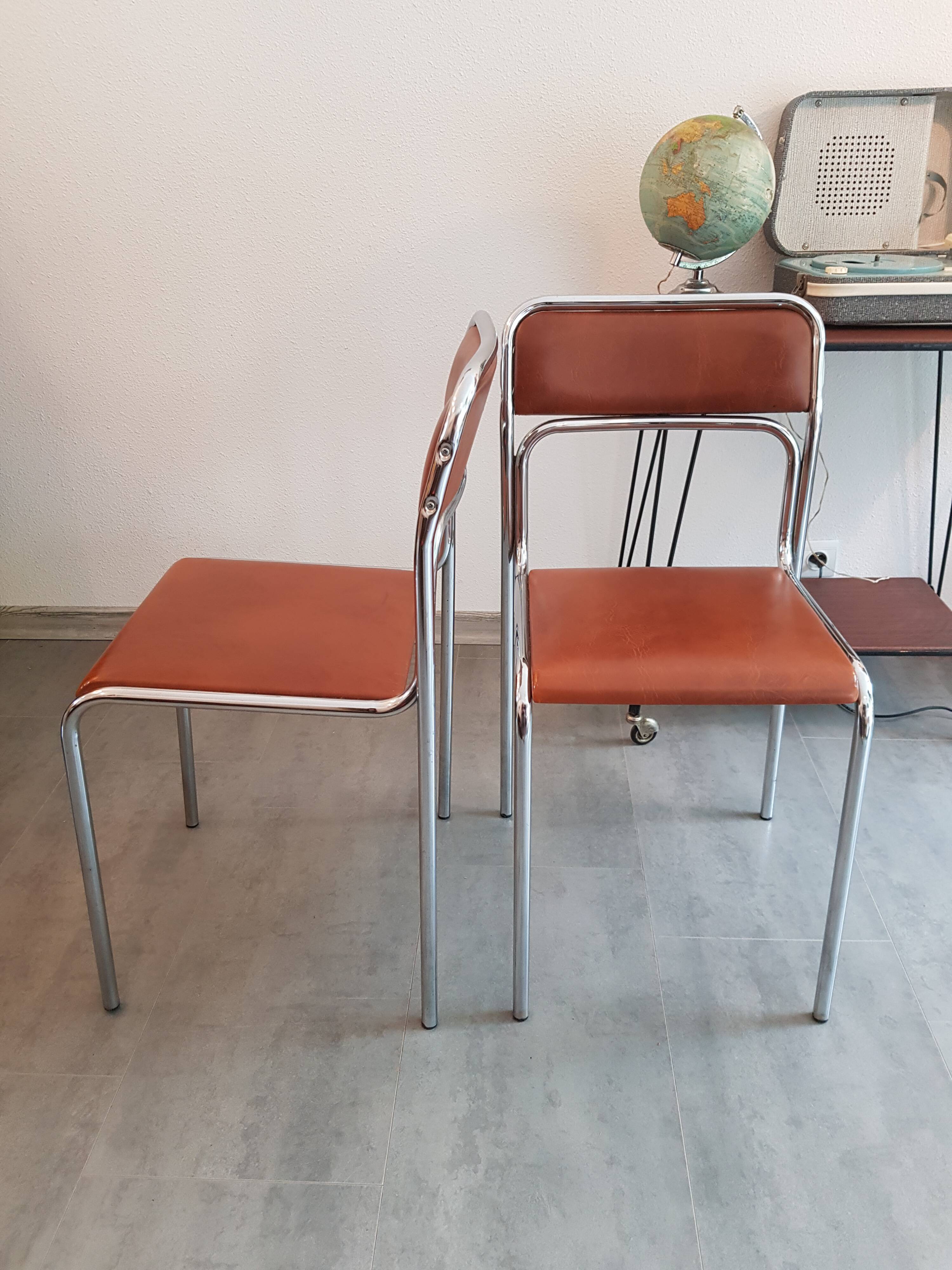 Paire de chaises chrome et skaï seventies