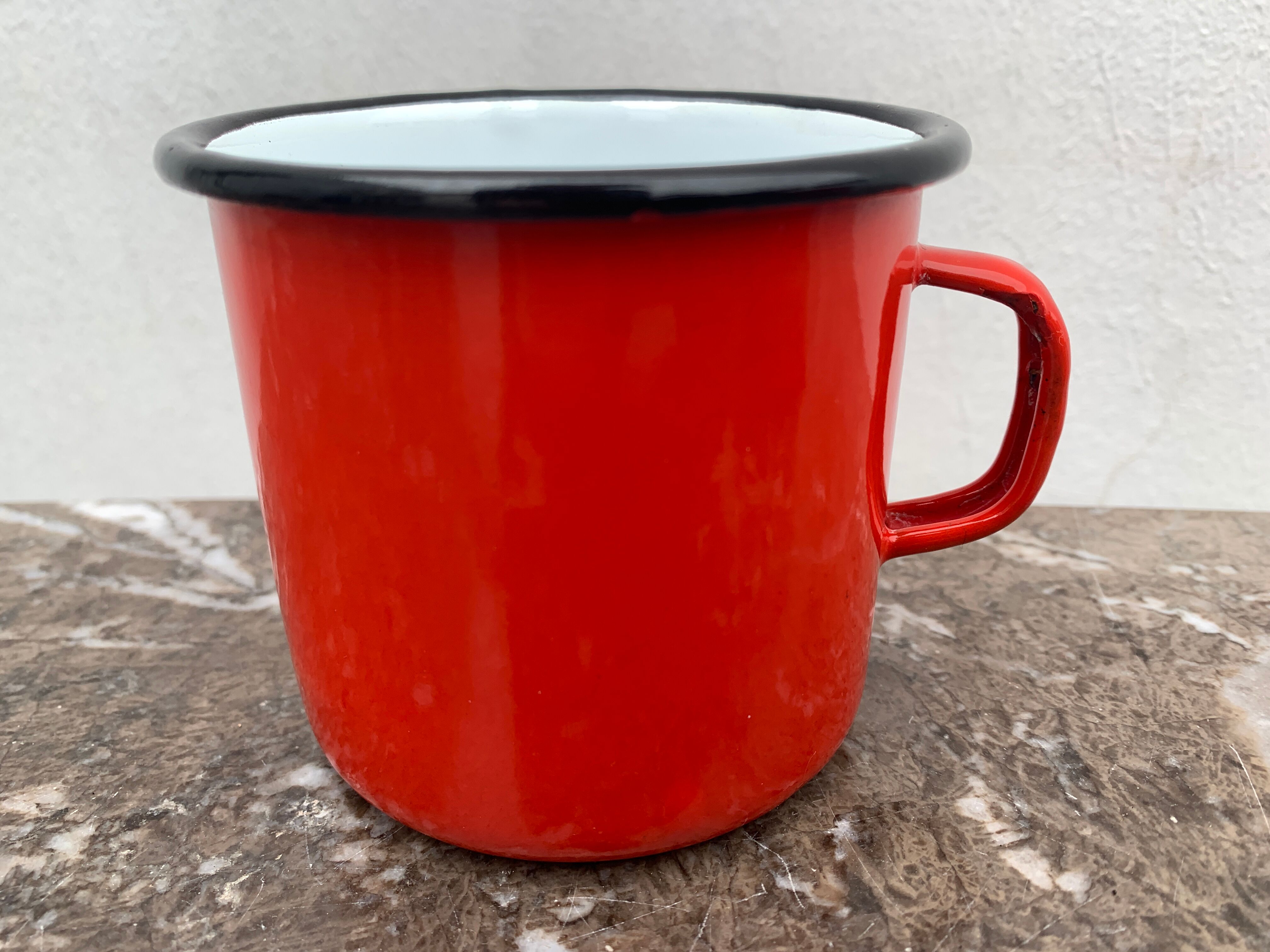 6 tasses en tôle émaillée