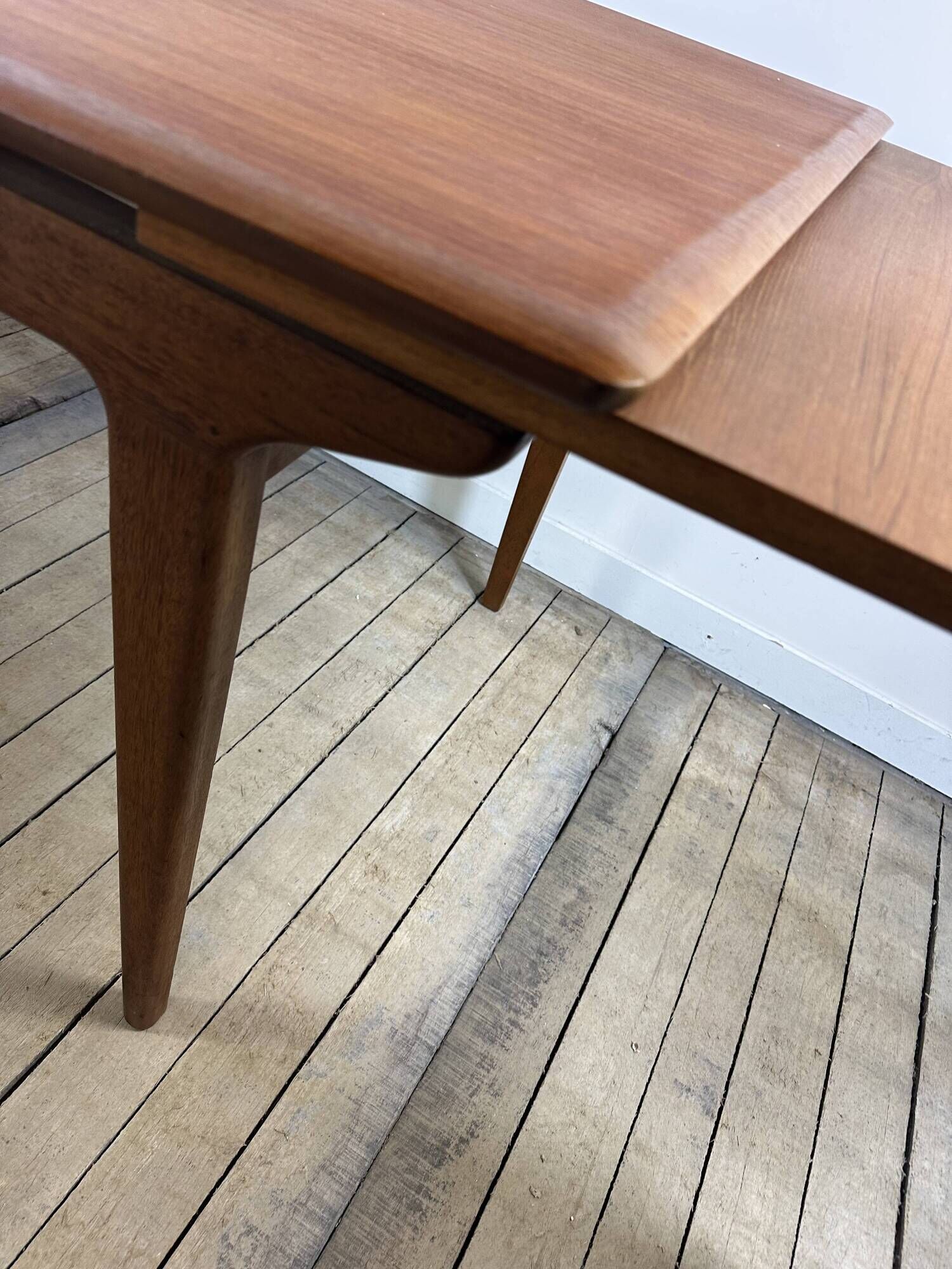 Vintage Scandinavian teak dining table 1970s – 2 integrated extensions