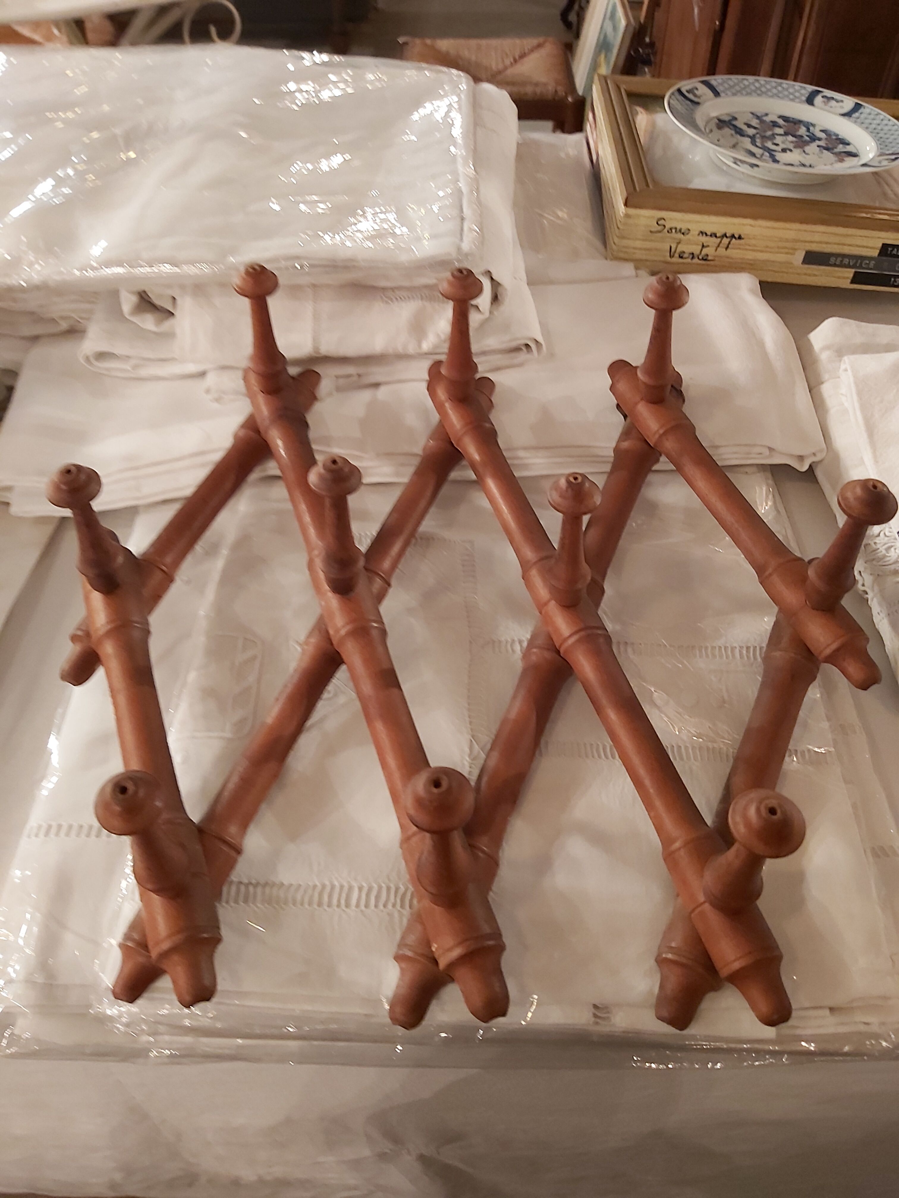 Extendable wall coat rack