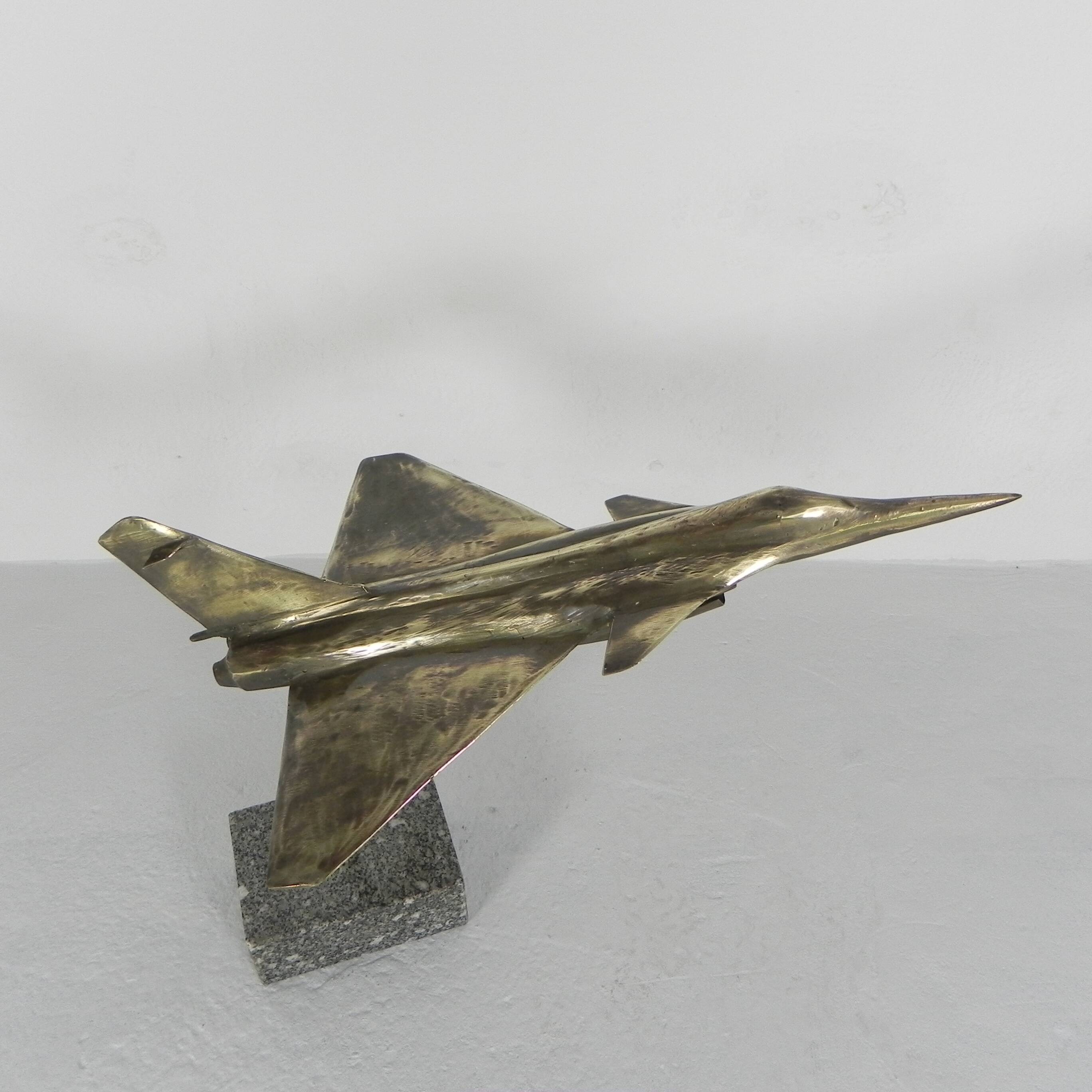 Sculpture en laiton d'un avion de chasse par François Melin