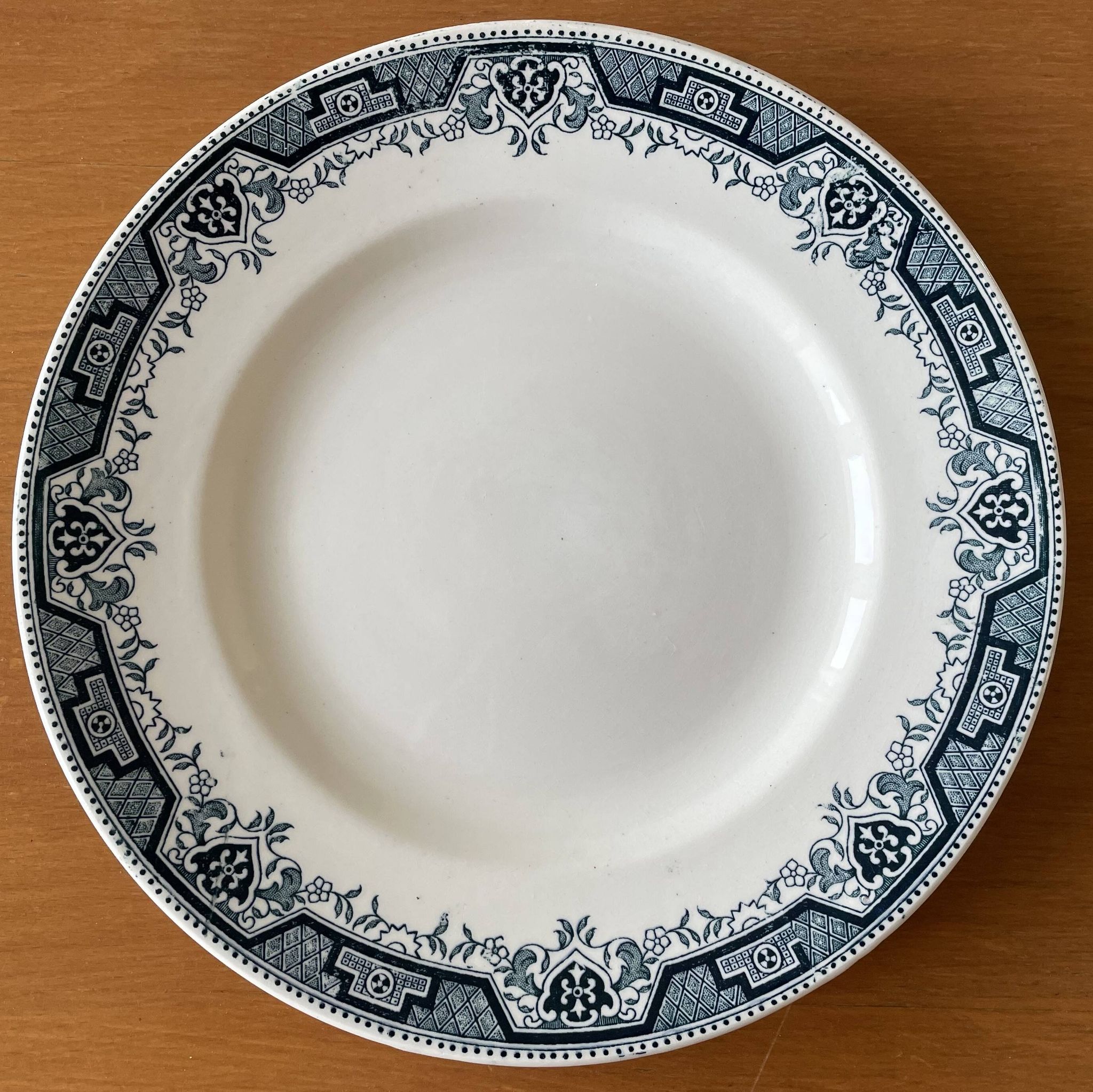 6 antique flat plates in Saint-Amand earthenware (Nord)