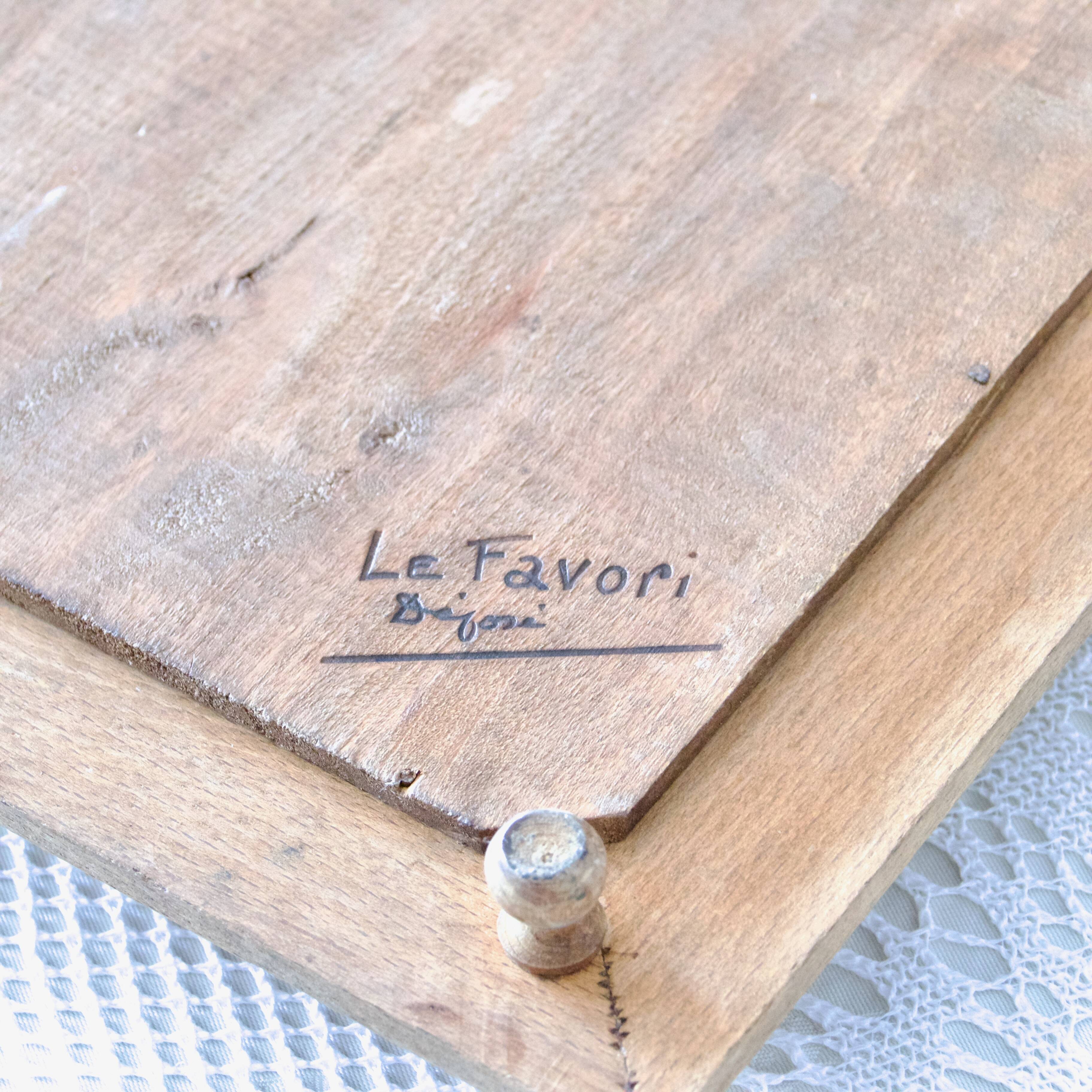 Very large ironstone trivet, 19th century, The Favorite bird