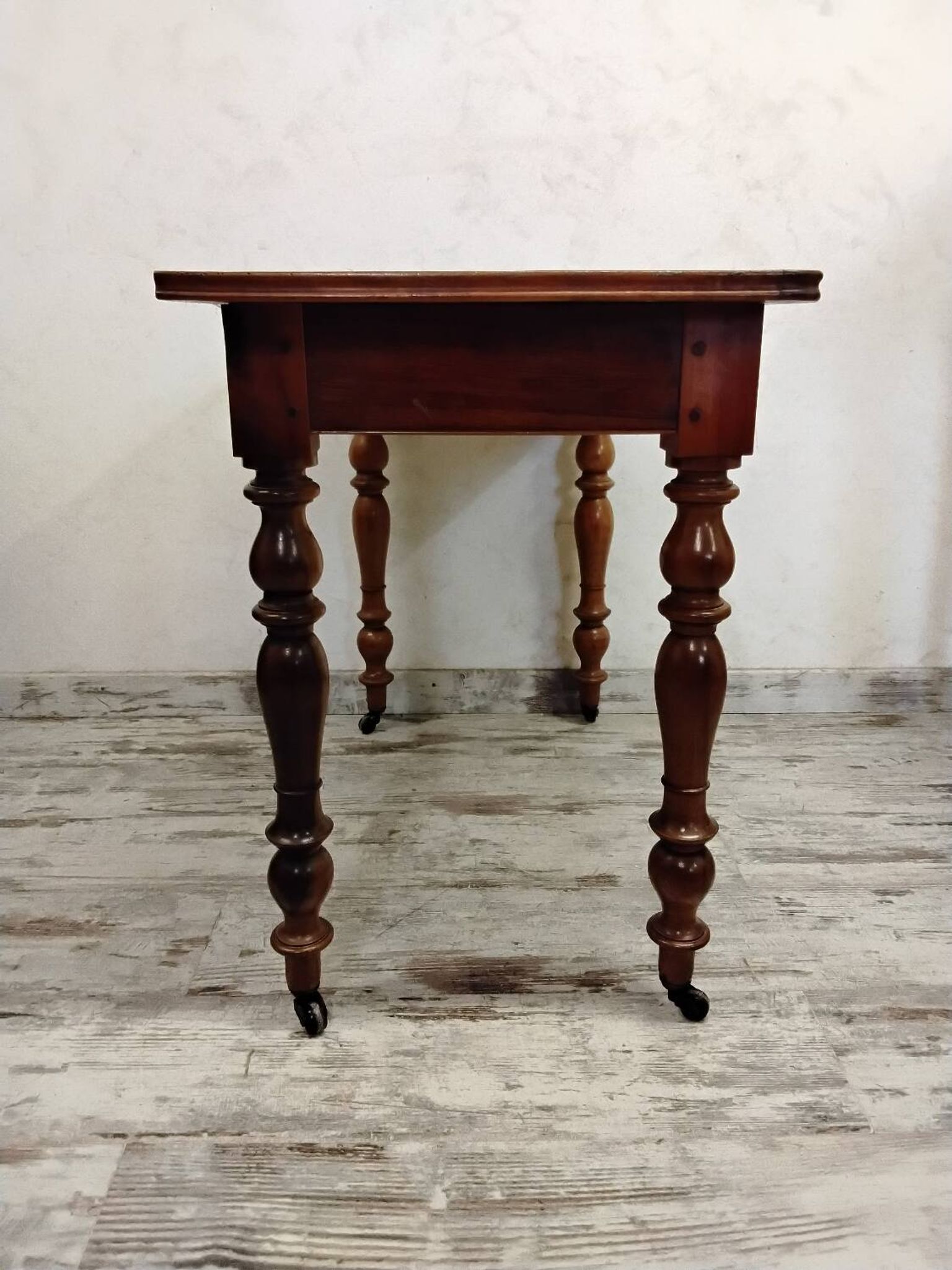 Bureau ancien en bois avec tiroir