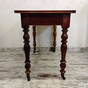 Bureau ancien en bois avec tiroir