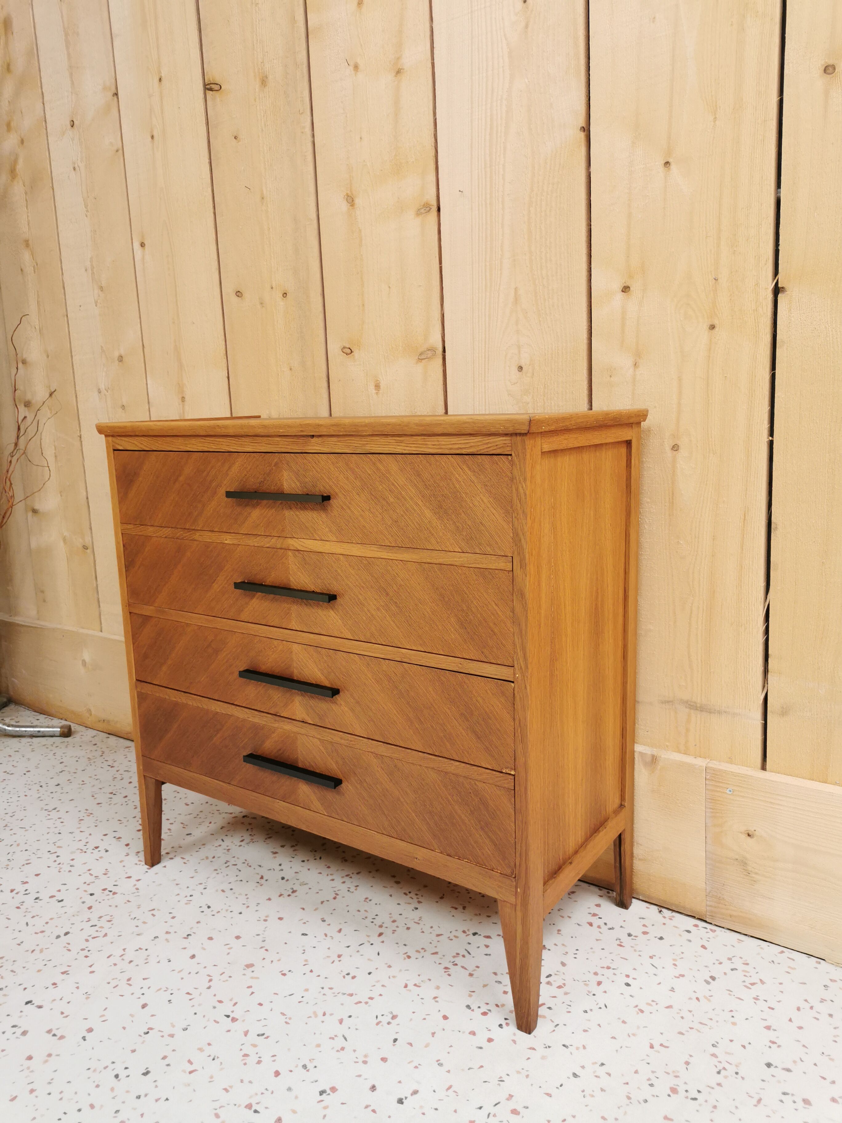 Oak chest of drawers