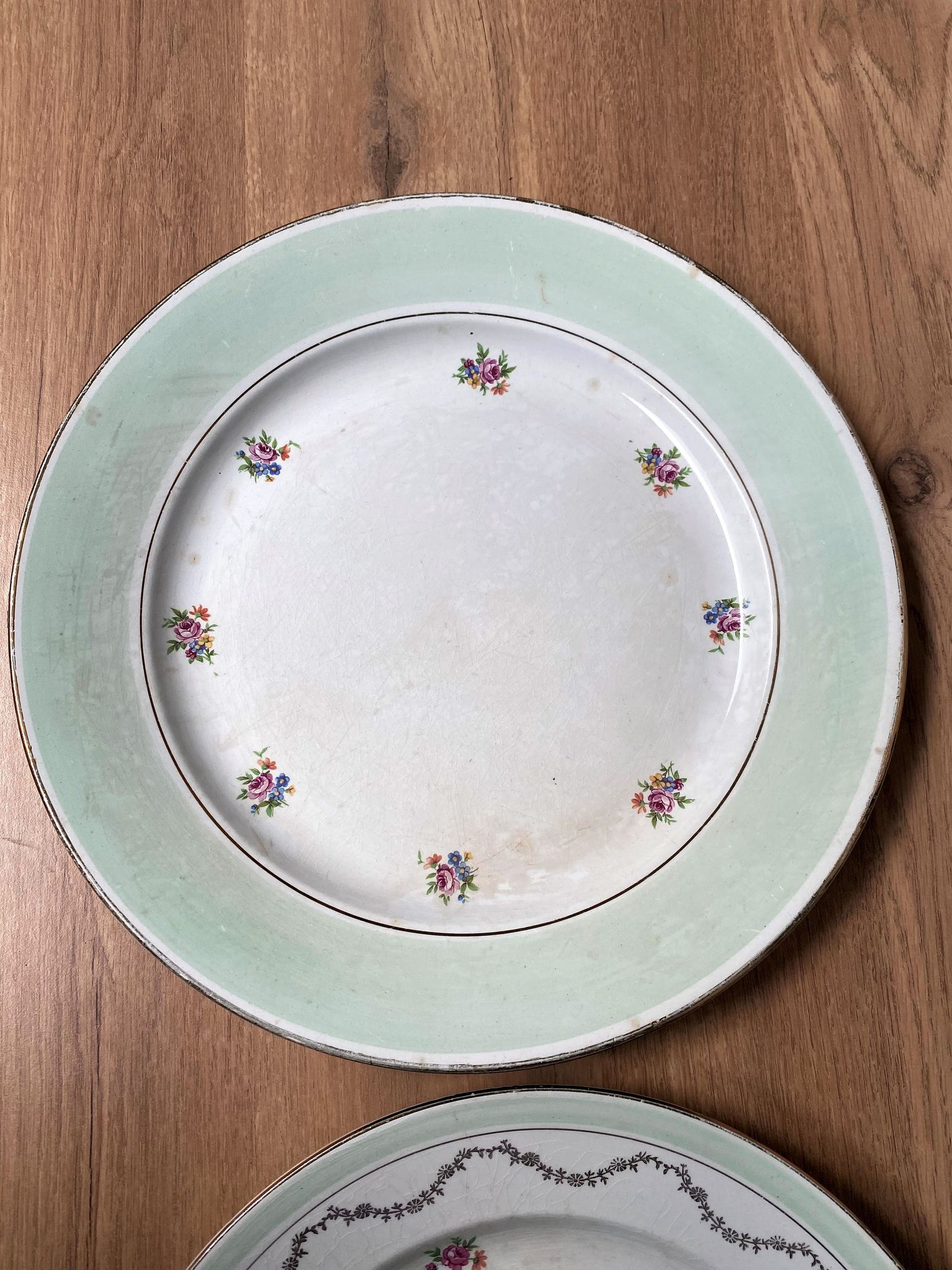 Set of 2 mismatched serving dishes