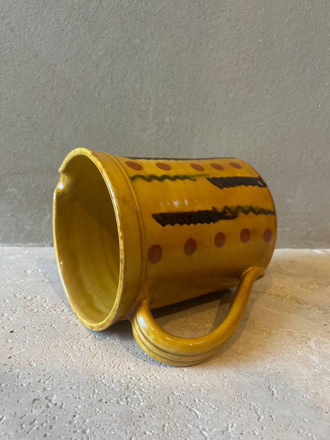 Clay jug from Cliousclat