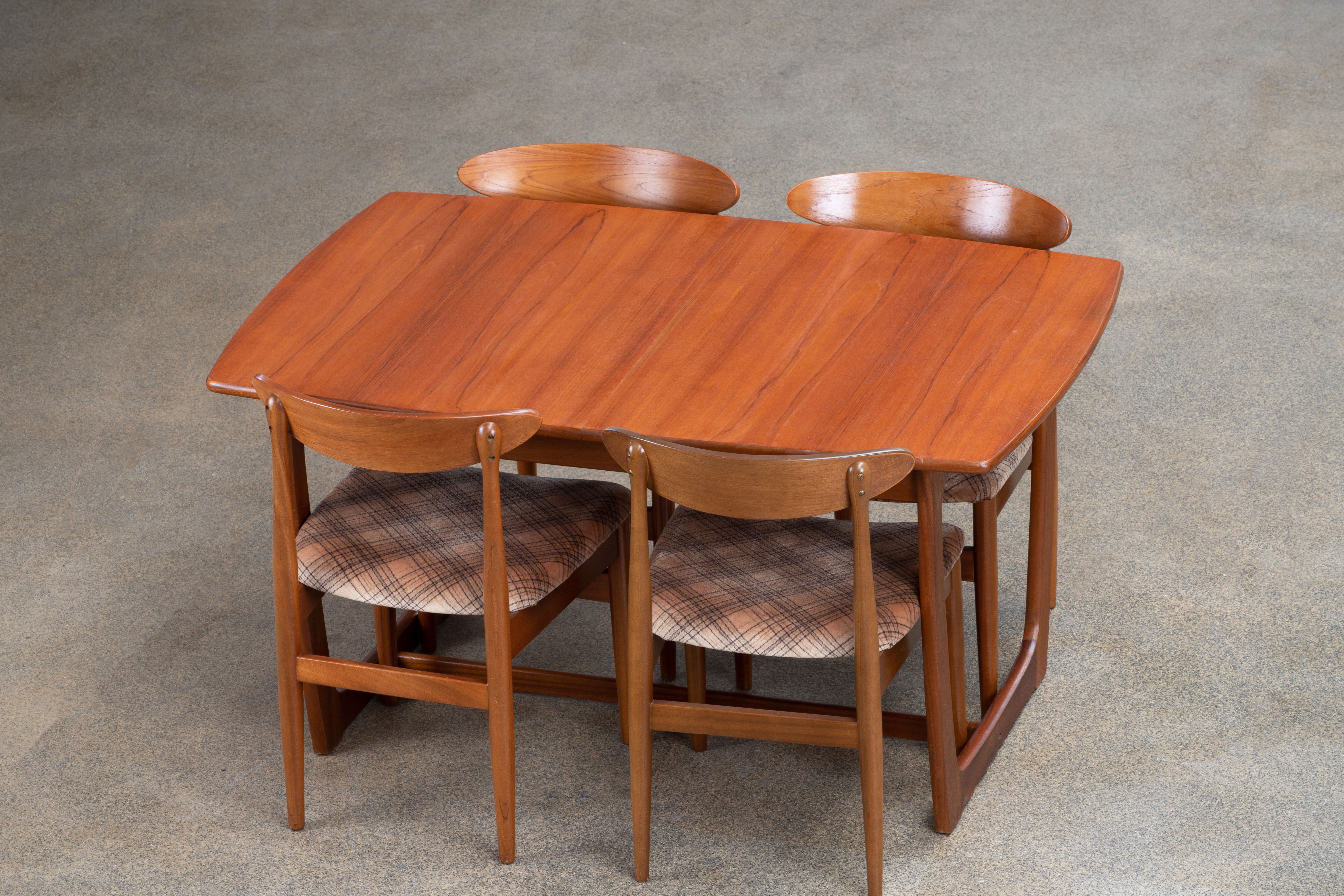 Vintage scandinavian table – 136 cm