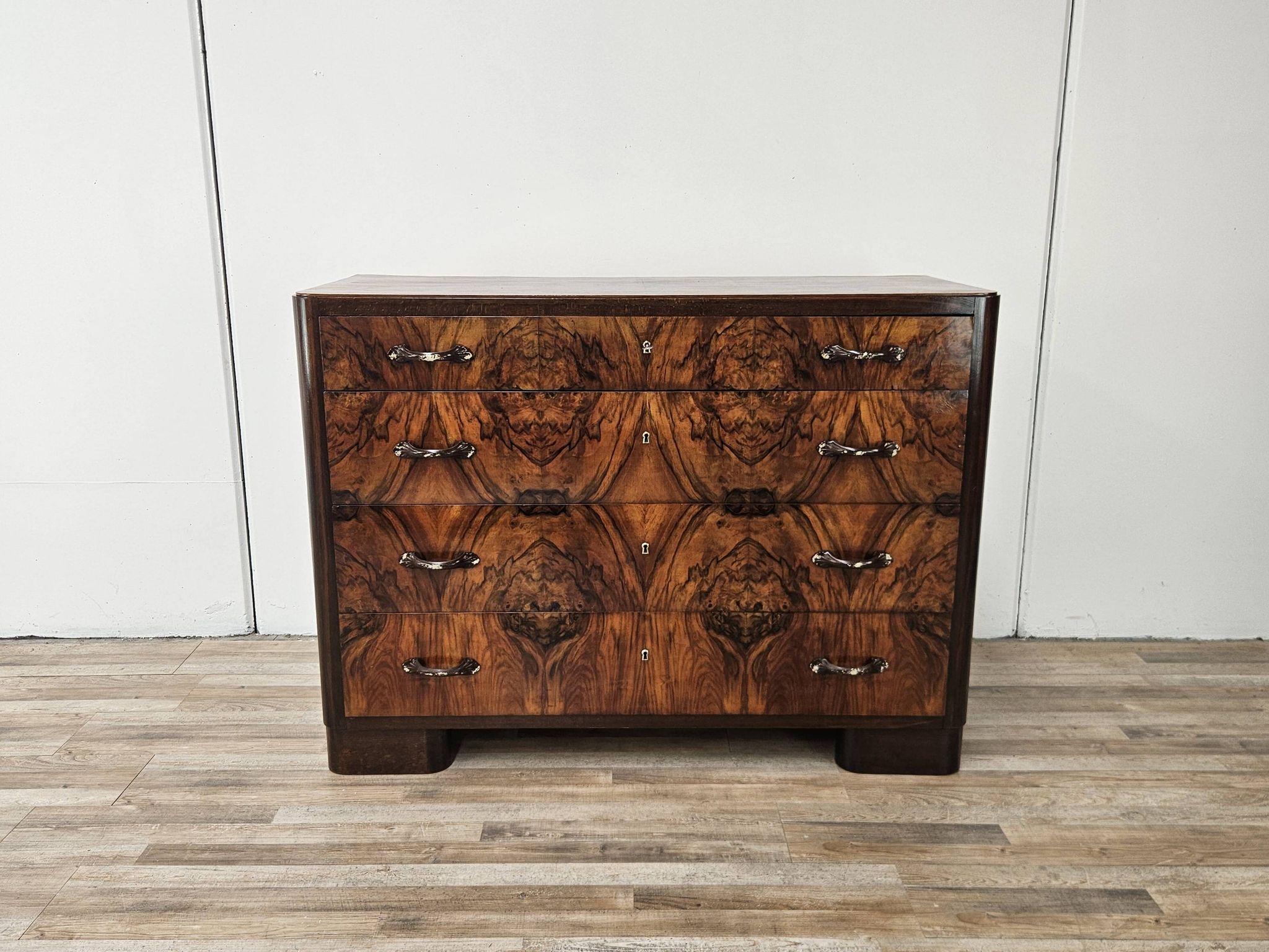 Art Decò chest of drawers from the 1940s in mahogany and briar