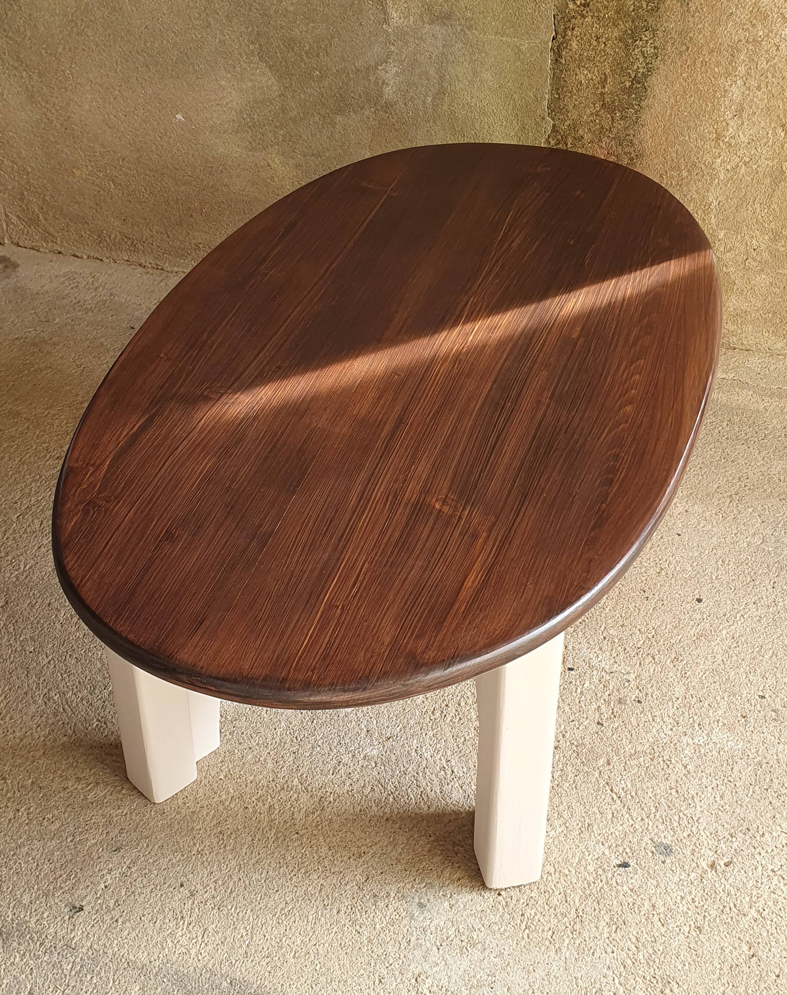 Oval coffee table