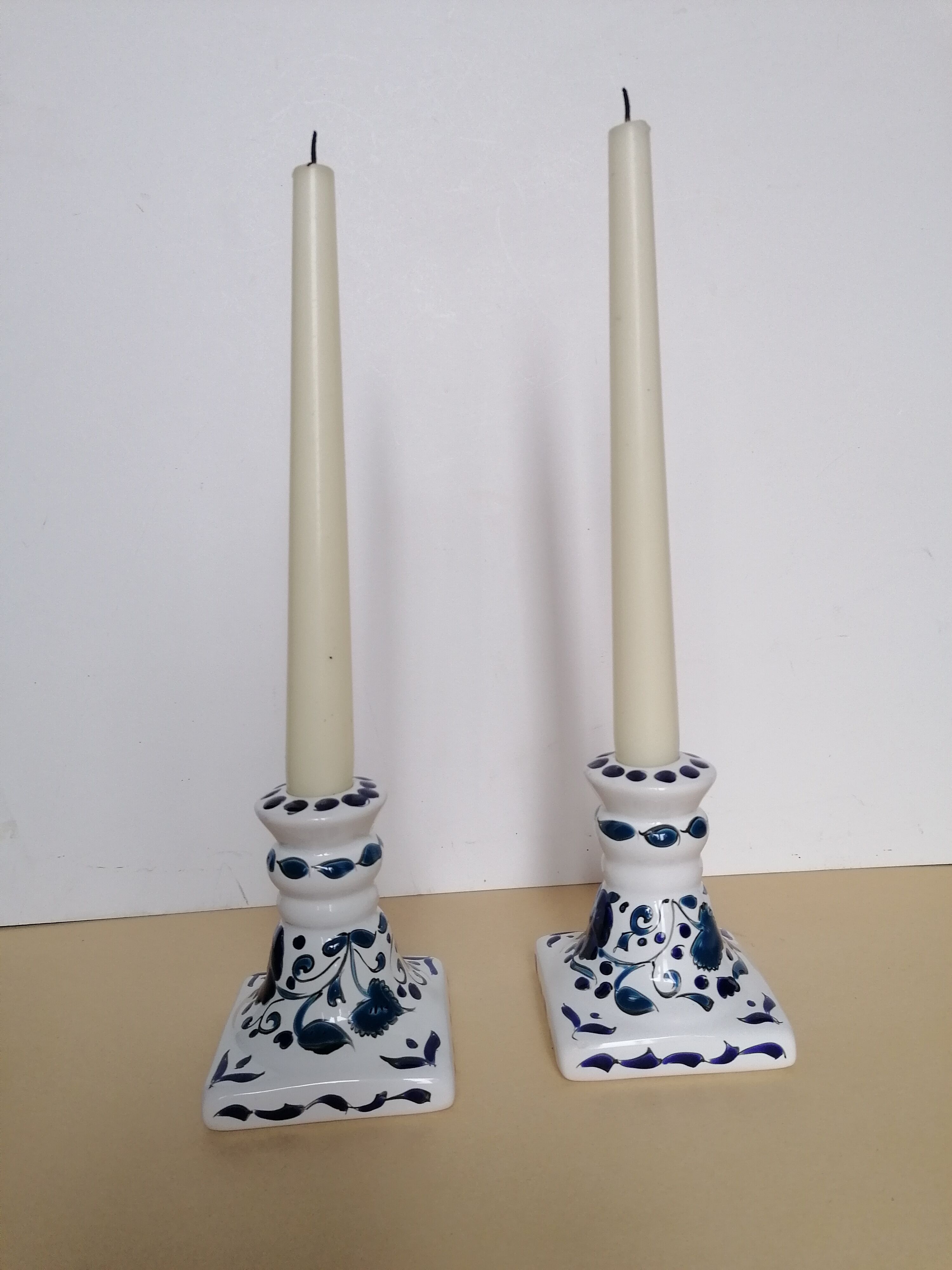 Paire de bougeoirs décor en émaux blanc et bleu