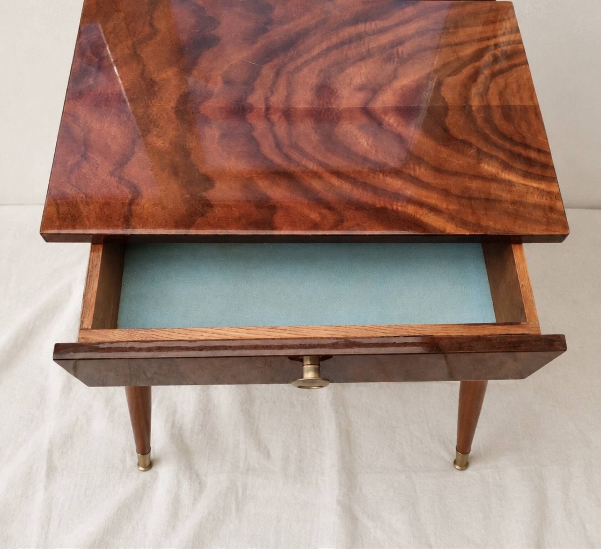 Pair of vintage bedside tables in veneered wood with a glossy finish.