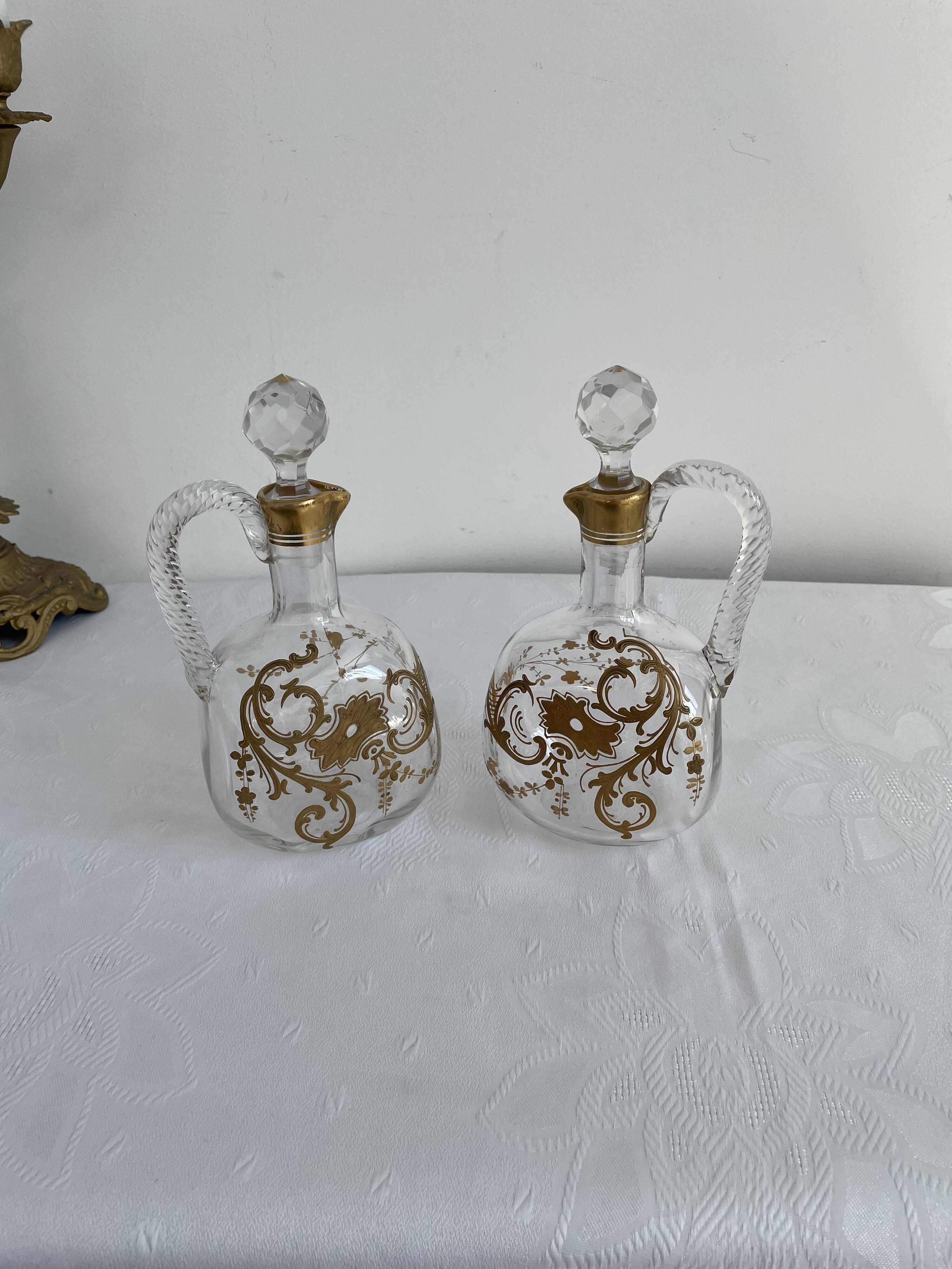 Paire de carafes Cristallerie Baccarat cristal blanc peint à l'or fin, Art Nouveau, 1900