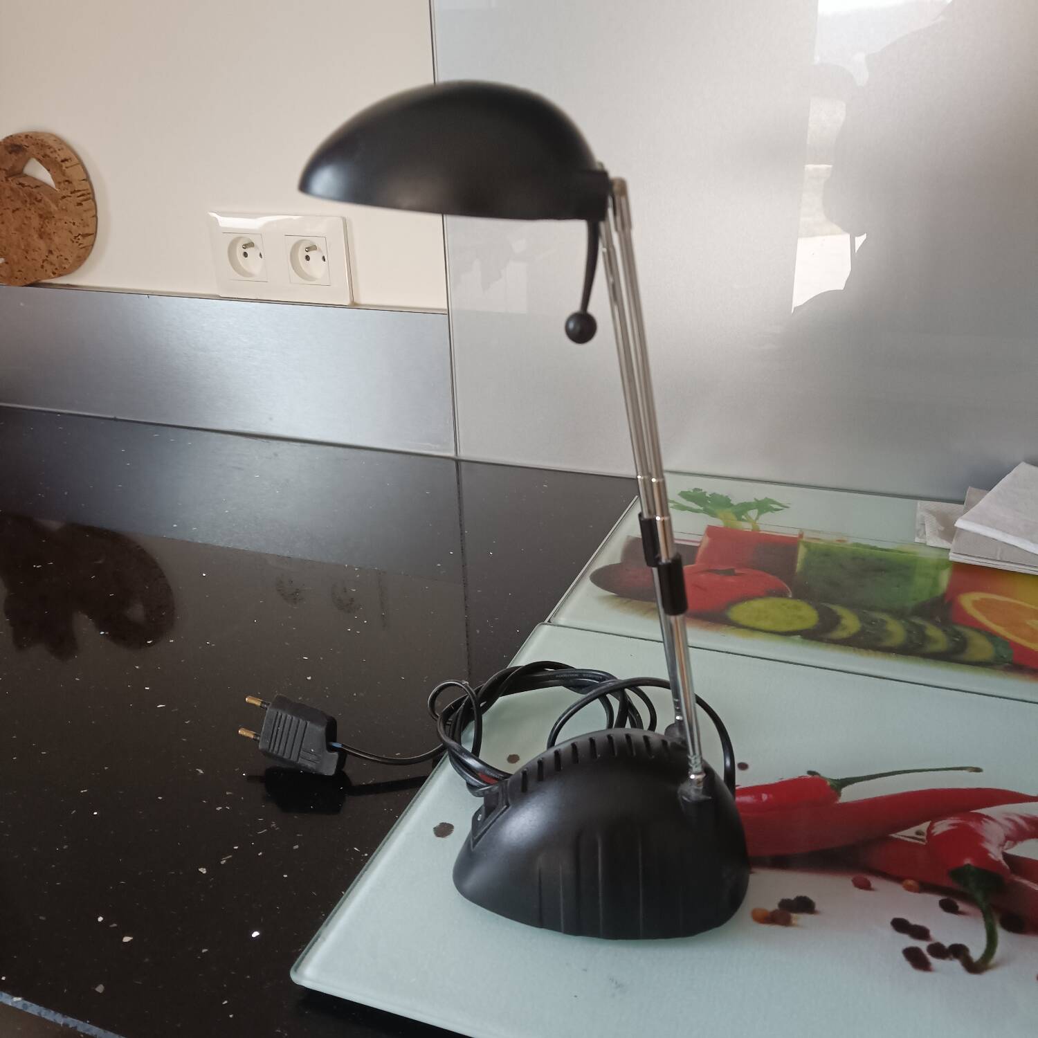 Black metal and brass table lamp