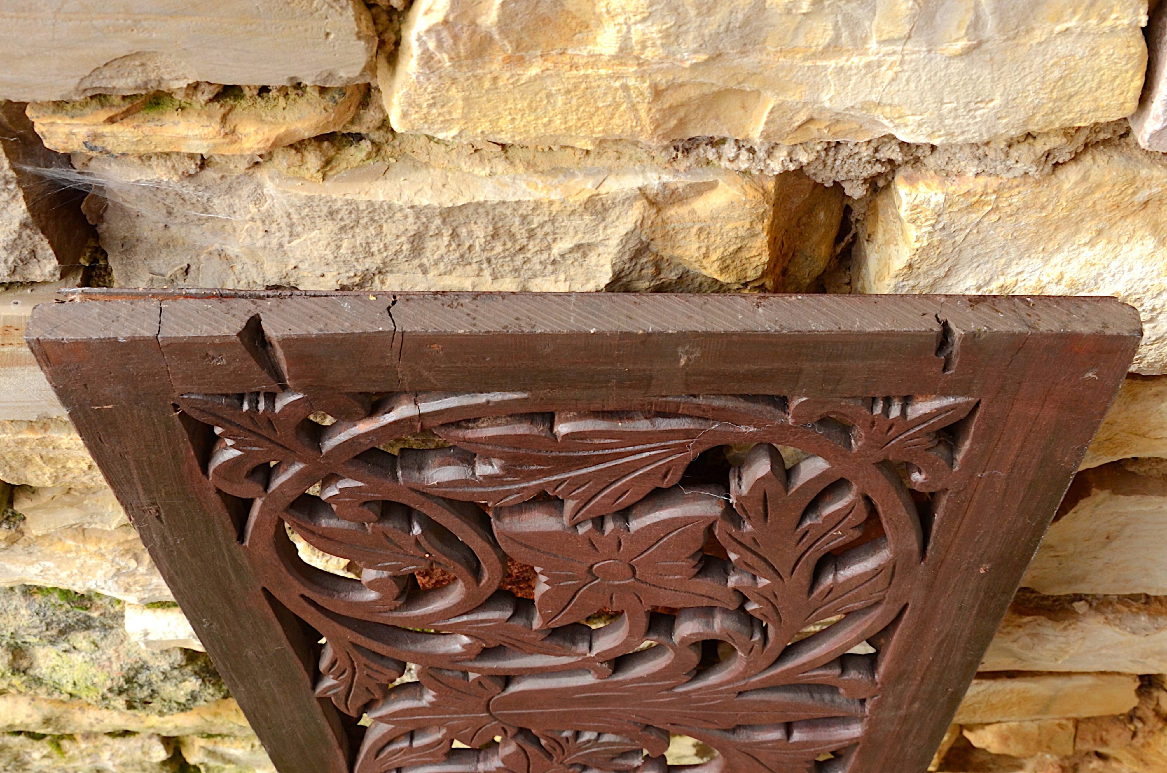 Lattice wooden wall panel with a plant motif, originating from Sri Lanka, 97x32cm.