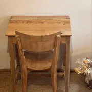 Pupitre d’écolier ancien en bois massif brut - bureau