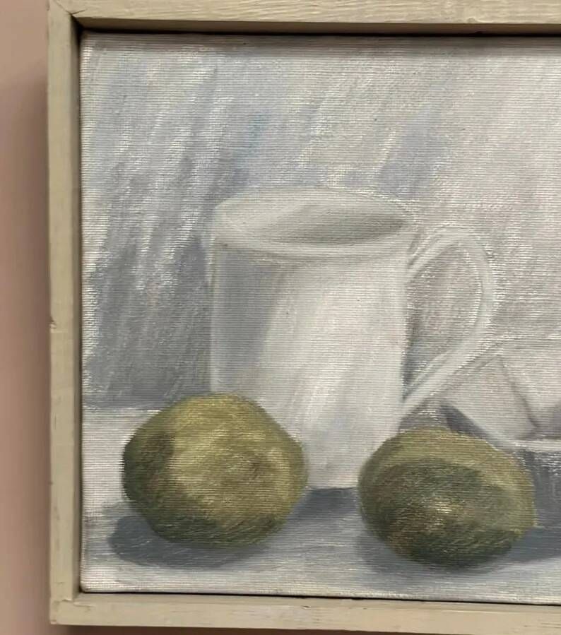 Original Swedish Oil on Canvas – “Jug, Bowl and Fruits” by Main Klarmo‑Kärred – Signed – 1961 – Vintage & Framed – 49×40.5 cm (19.3"×15.9")